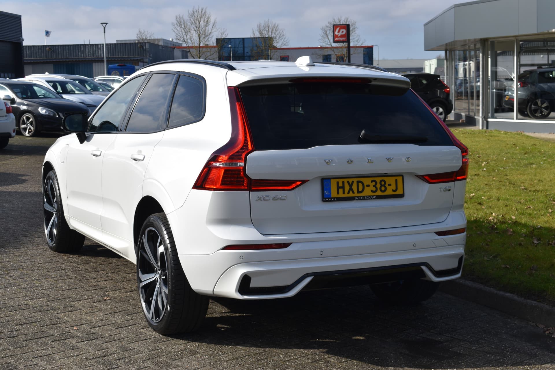 Volvo XC60 T6 AWD 350PK Plug-in Hybrid Plus Dark thumbnail 16