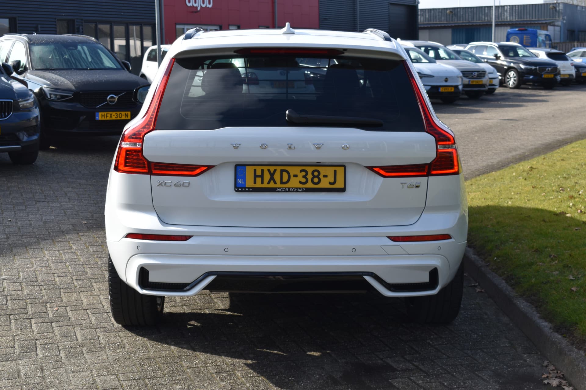 Volvo XC60 T6 AWD 350PK Plug-in Hybrid Plus Dark thumbnail 17