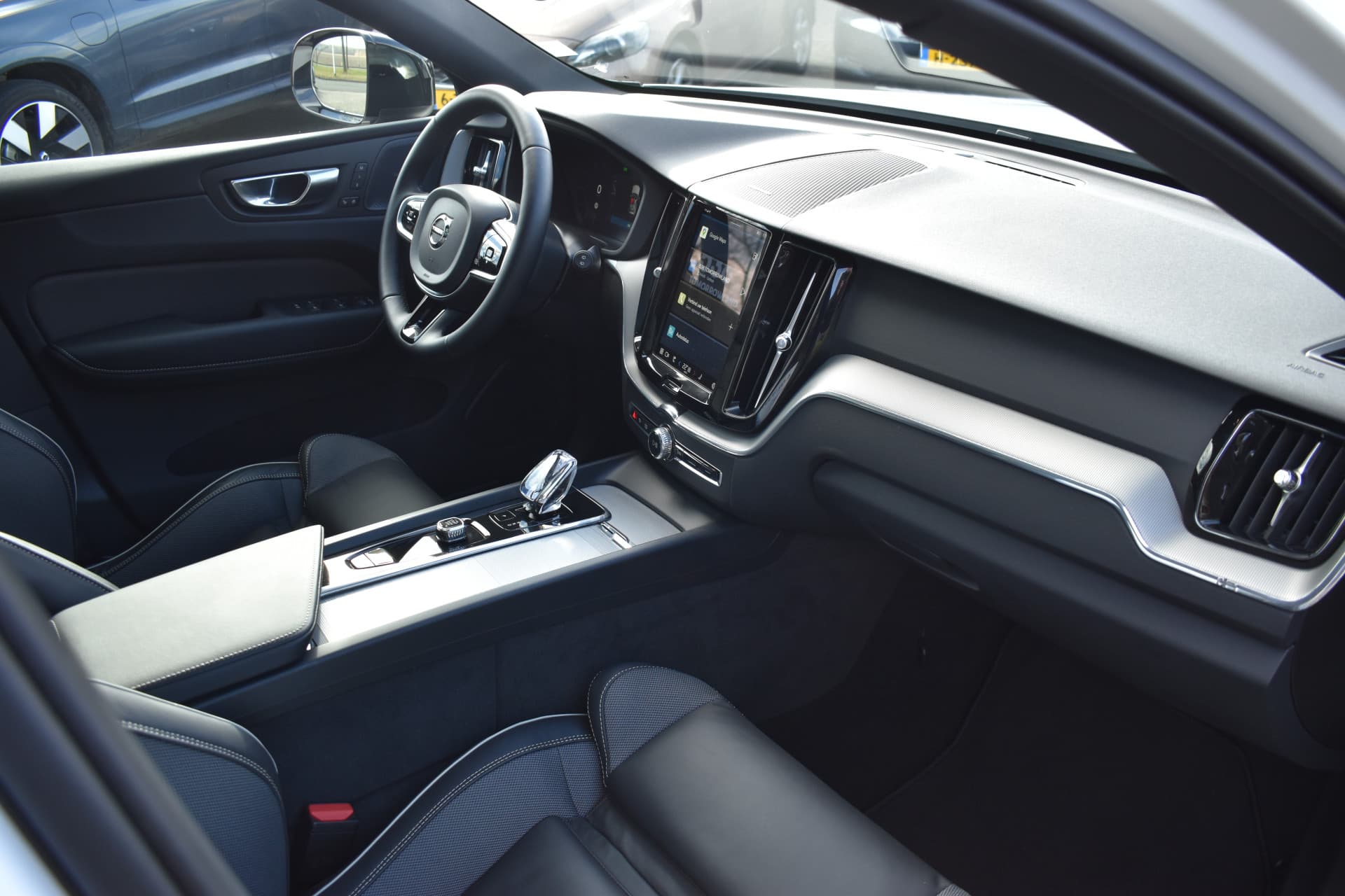 Volvo XC60 T6 AWD 350PK Plug-in Hybrid Plus Dark thumbnail 23