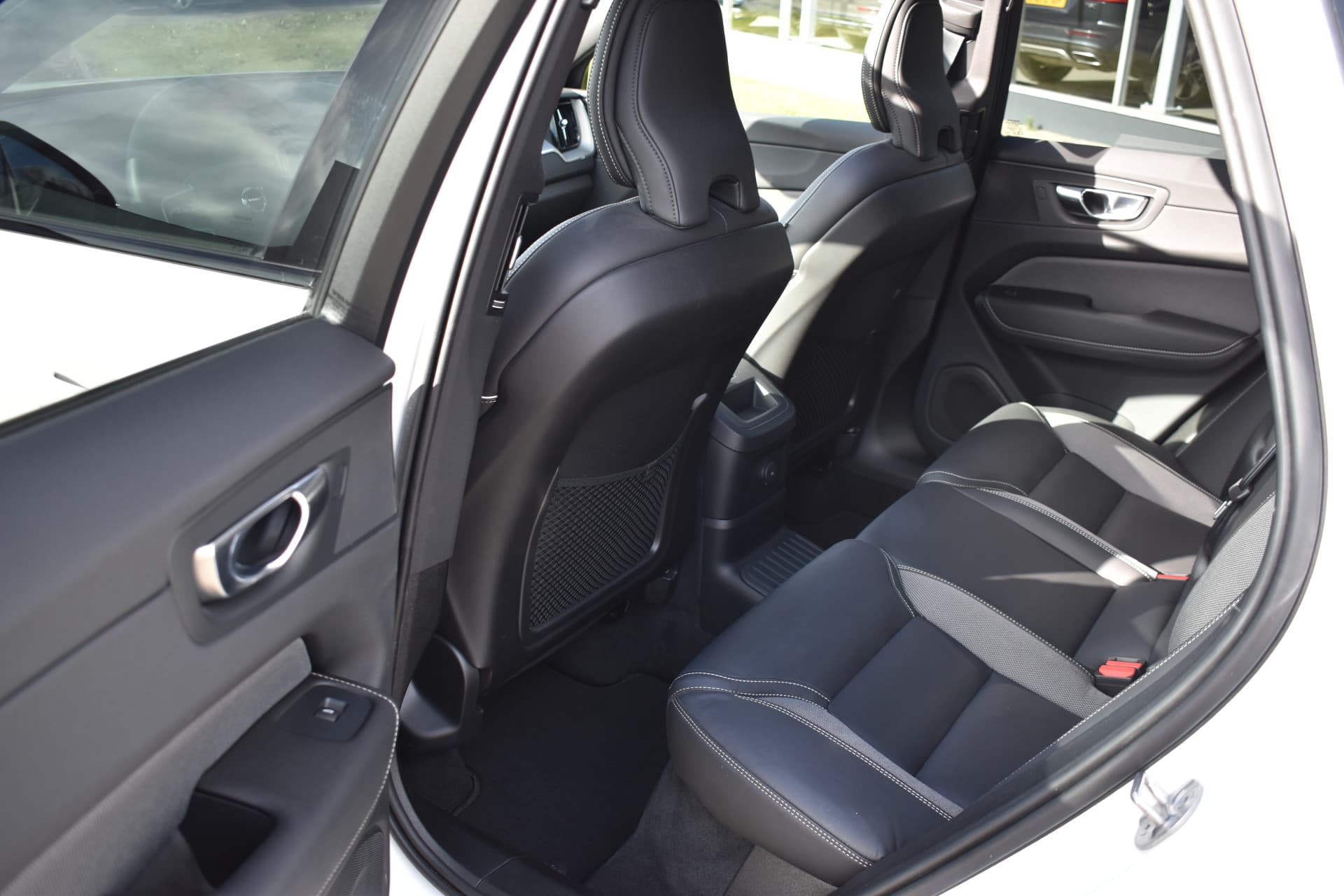 Volvo XC60 T6 AWD 350PK Plug-in Hybrid Plus Dark thumbnail 24