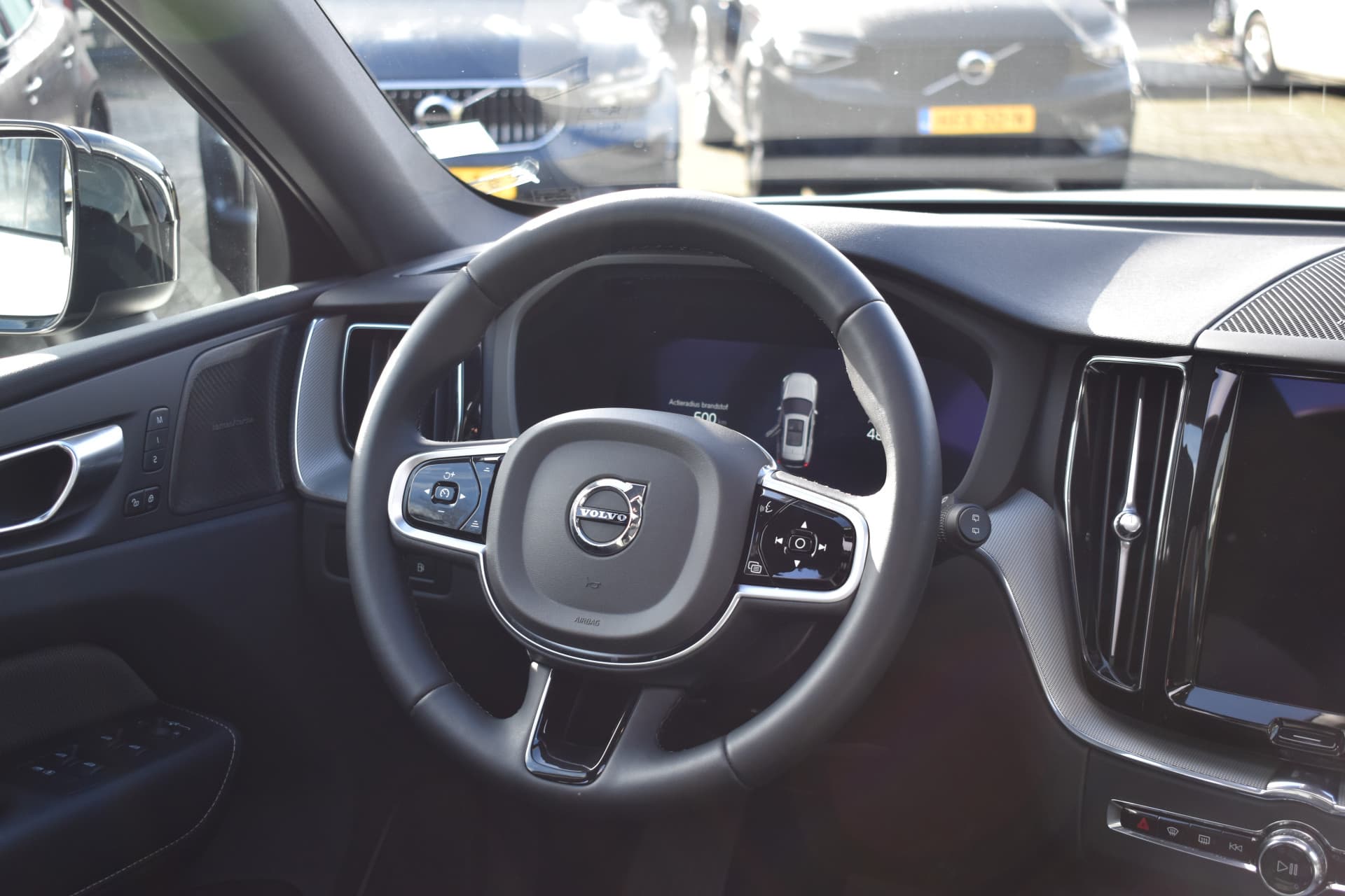 Volvo XC60 T6 AWD 350PK Plug-in Hybrid Plus Dark thumbnail 27