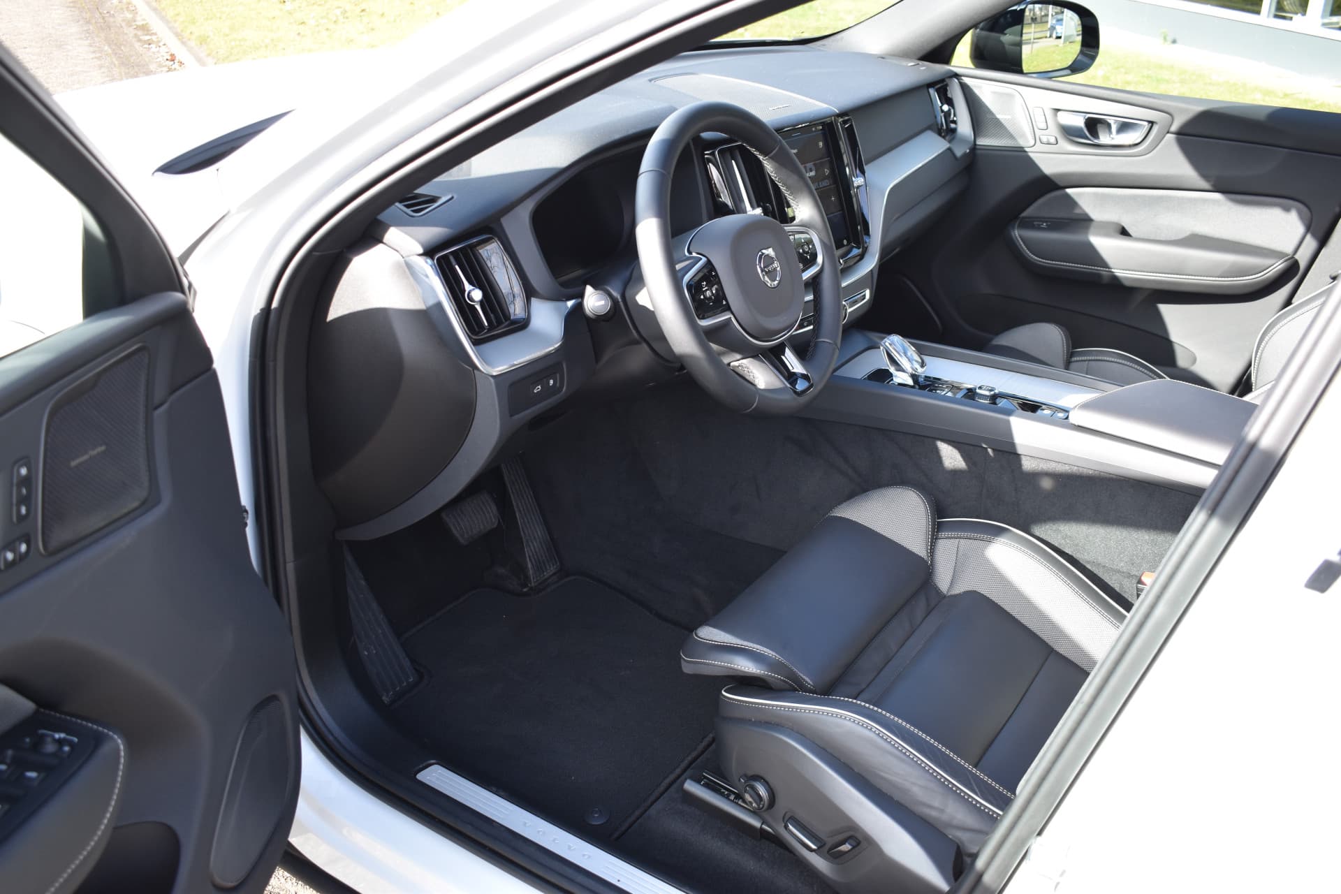 Volvo XC60 T6 AWD 350PK Plug-in Hybrid Plus Dark thumbnail 28