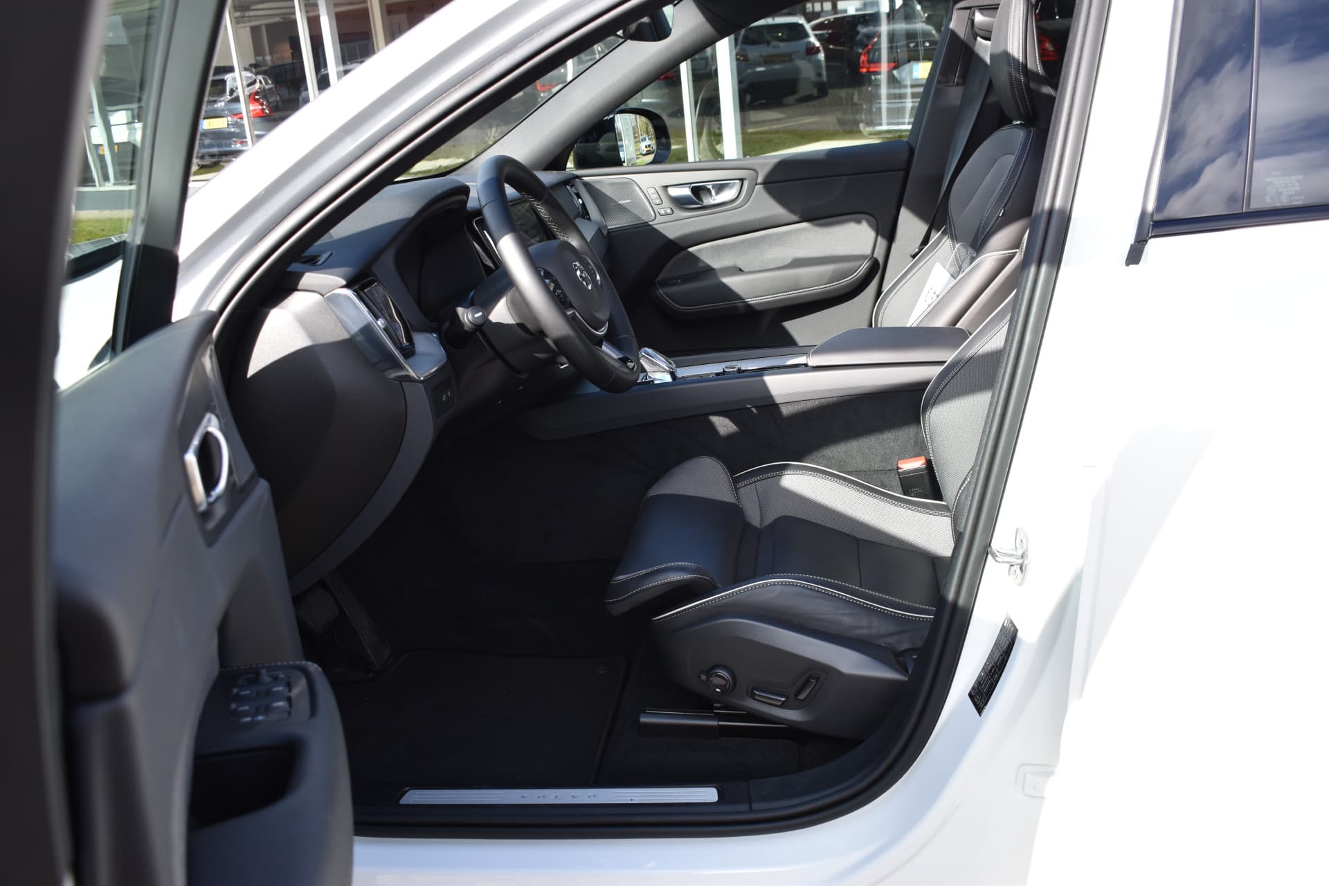 Volvo XC60 T6 AWD 350PK Plug-in Hybrid Plus Dark thumbnail 29