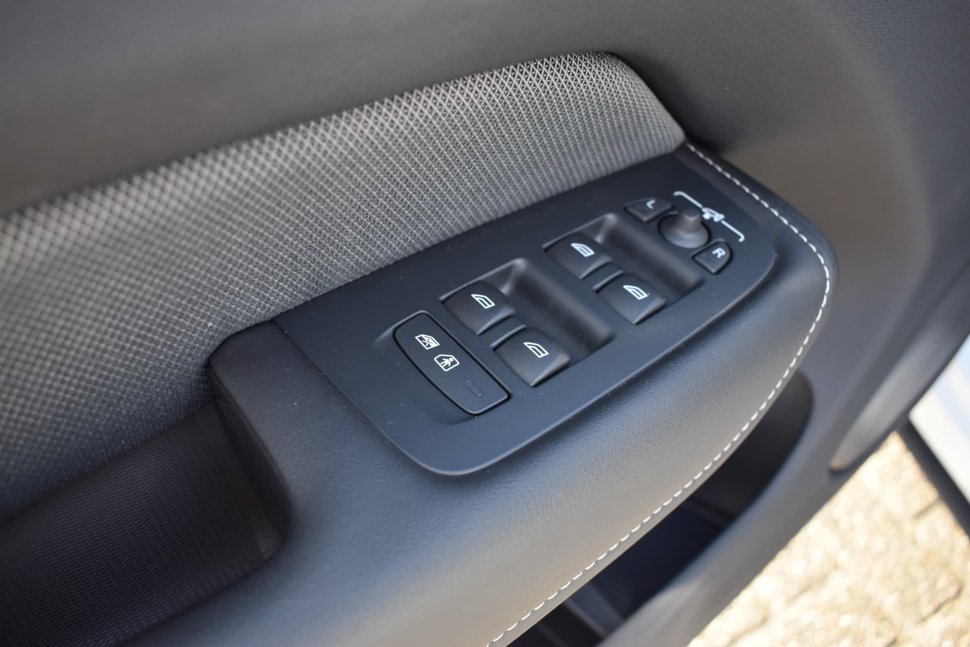 Volvo XC60 T6 AWD 350PK Plug-in Hybrid Plus Dark thumbnail 30