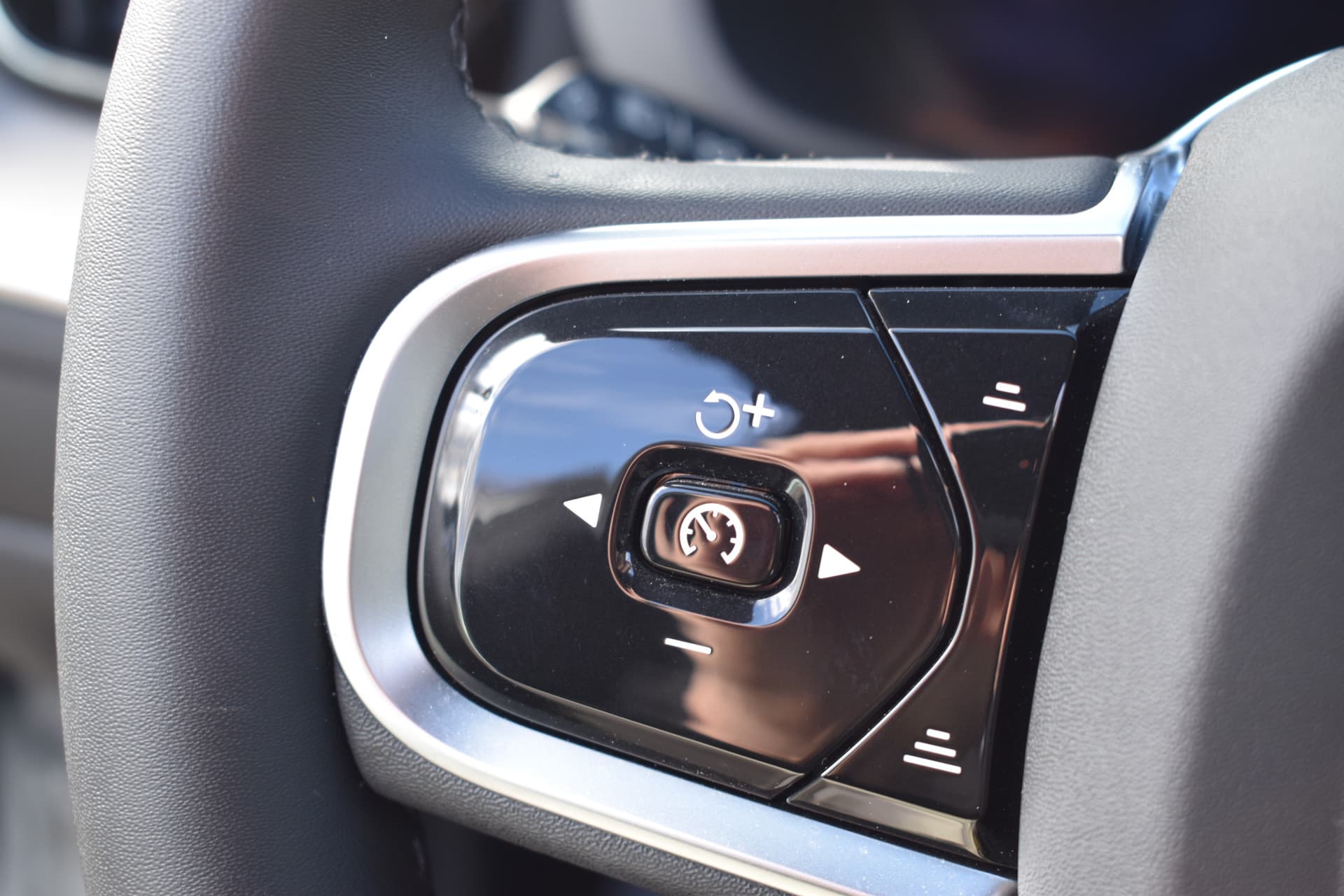 Volvo XC60 T6 AWD 350PK Plug-in Hybrid Plus Dark thumbnail 33