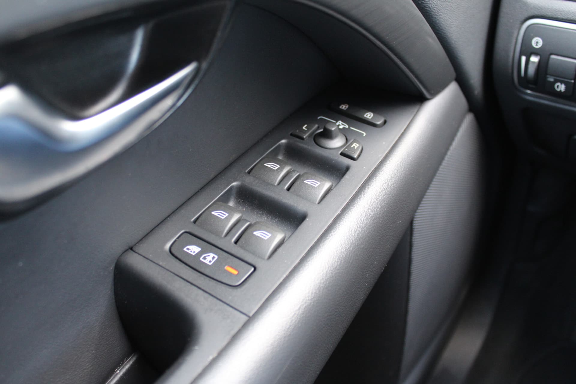 Volvo V70 D2 Dynamic Edition thumbnail 18