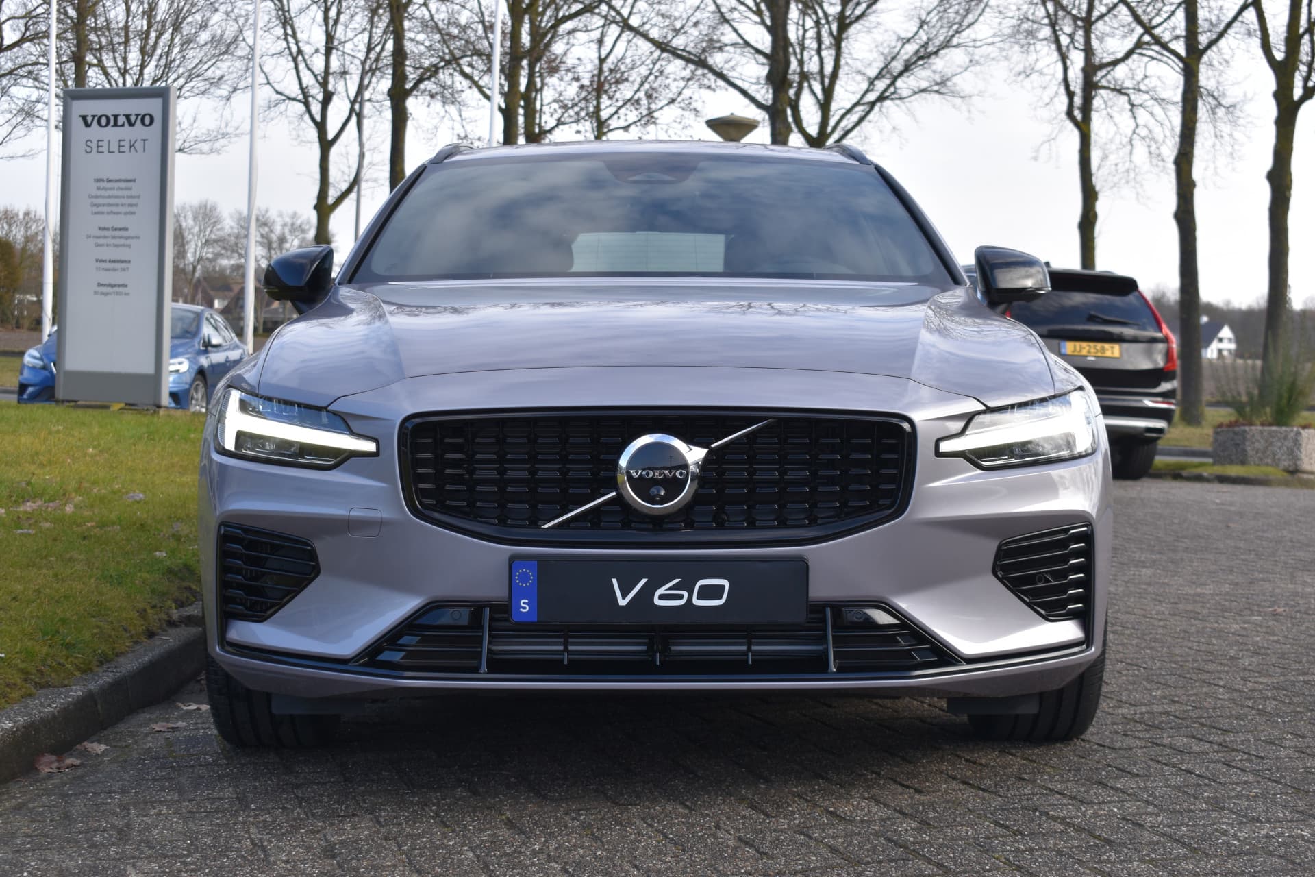 Volvo V60 T6 AWD 350PK Plug-in Hybrid Plus Dark thumbnail 2