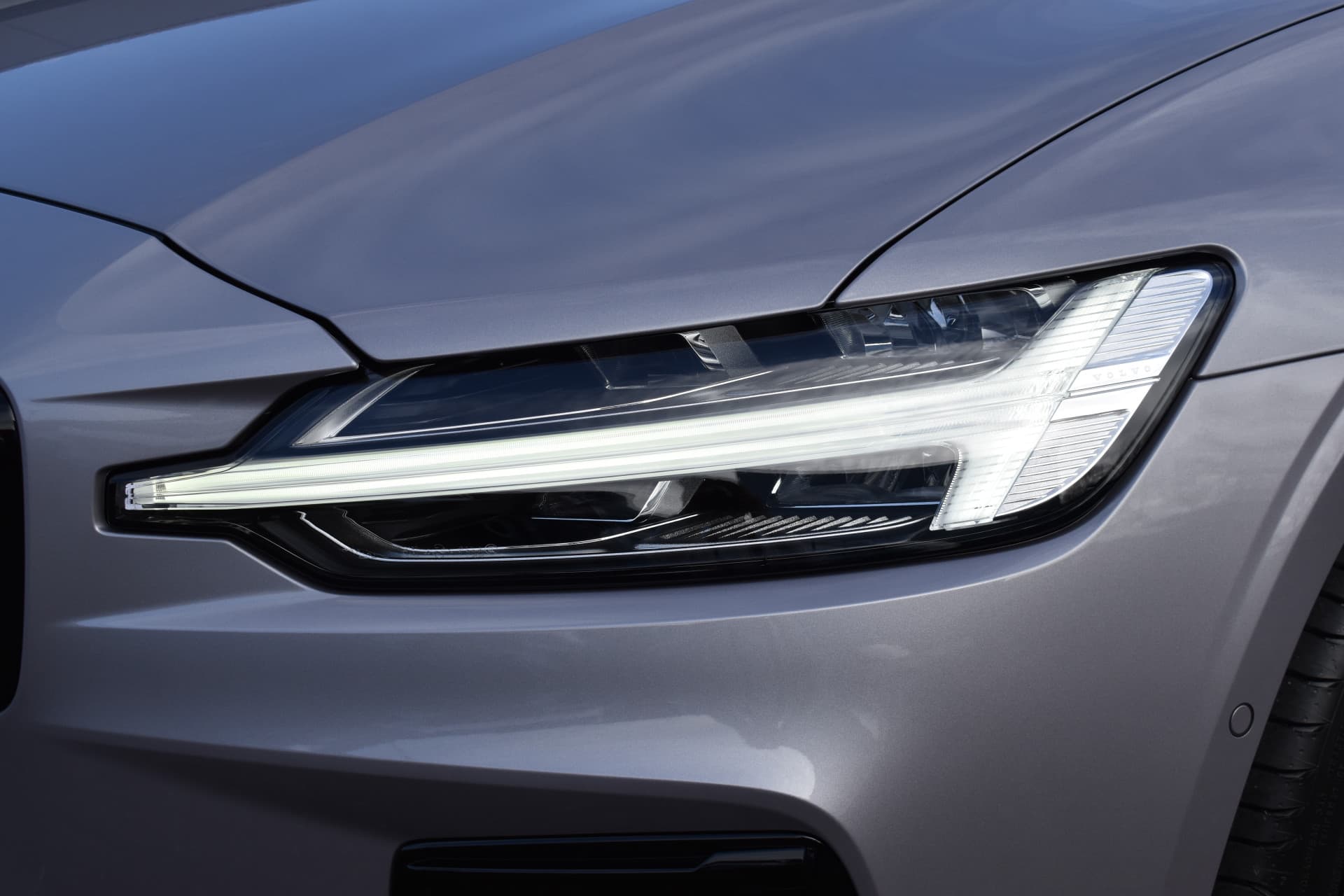 Volvo V60 T6 AWD 350PK Plug-in Hybrid Plus Dark thumbnail 3