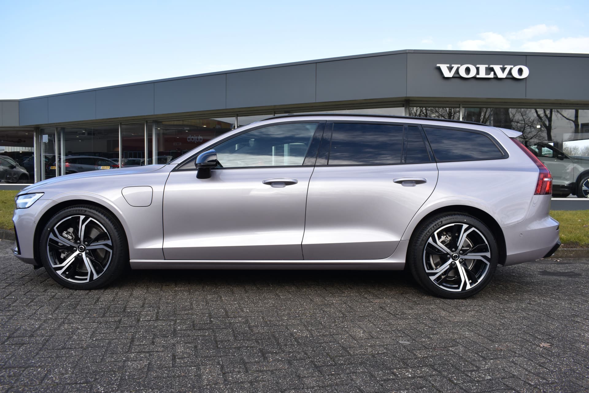 Volvo V60 T6 AWD 350PK Plug-in Hybrid Plus Dark thumbnail 5