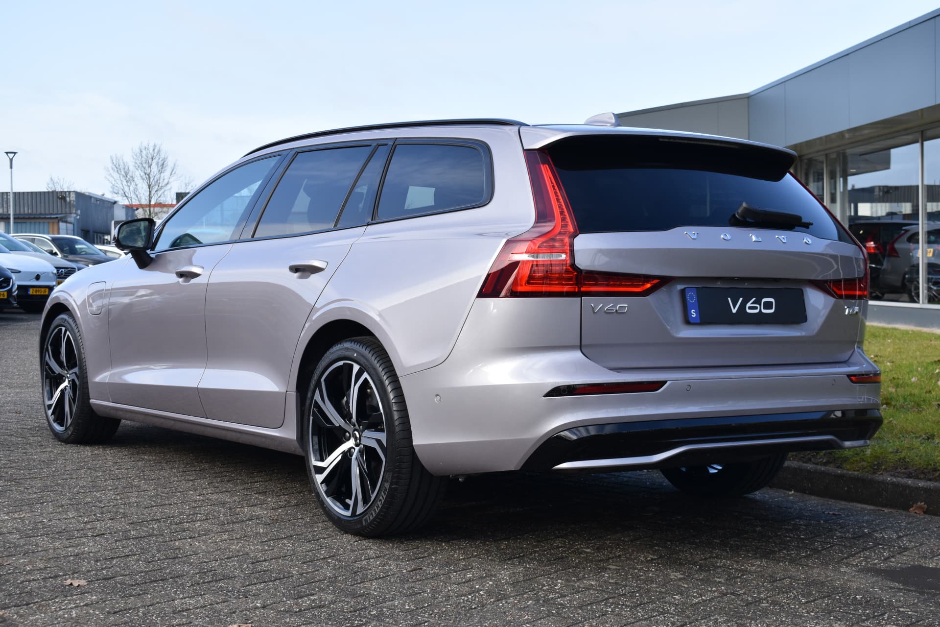 Volvo V60 T6 AWD 350PK Plug-in Hybrid Plus Dark thumbnail 7
