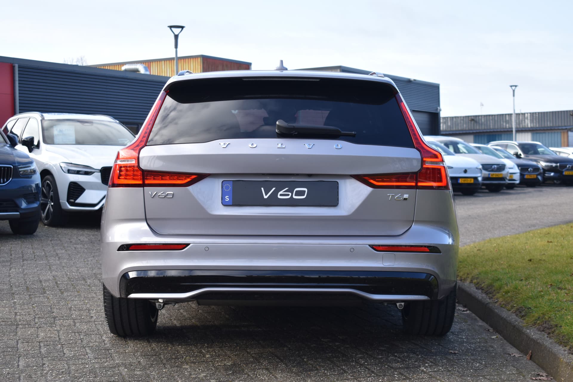 Volvo V60 T6 AWD 350PK Plug-in Hybrid Plus Dark thumbnail 10