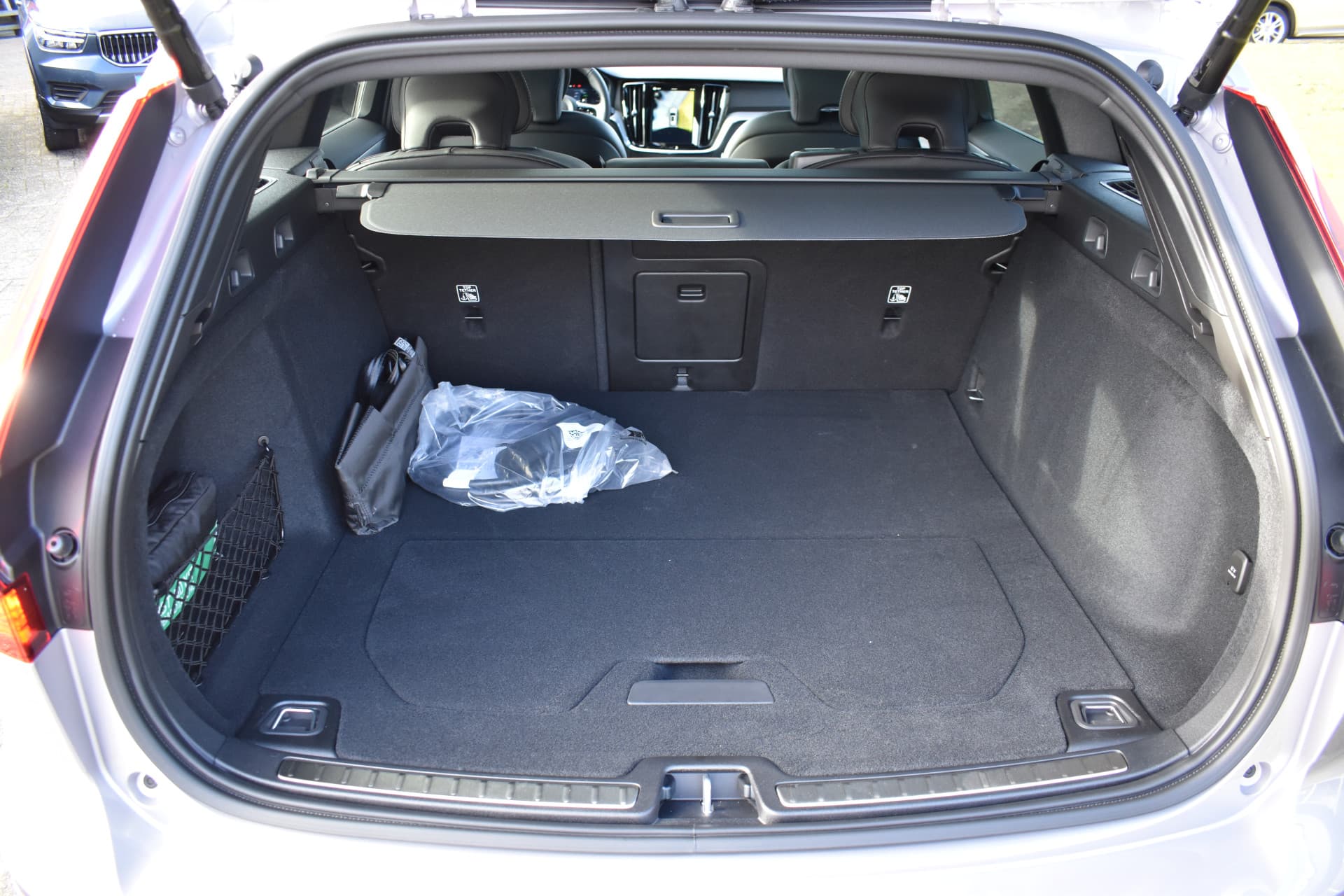 Volvo V60 T6 AWD 350PK Plug-in Hybrid Plus Dark thumbnail 16