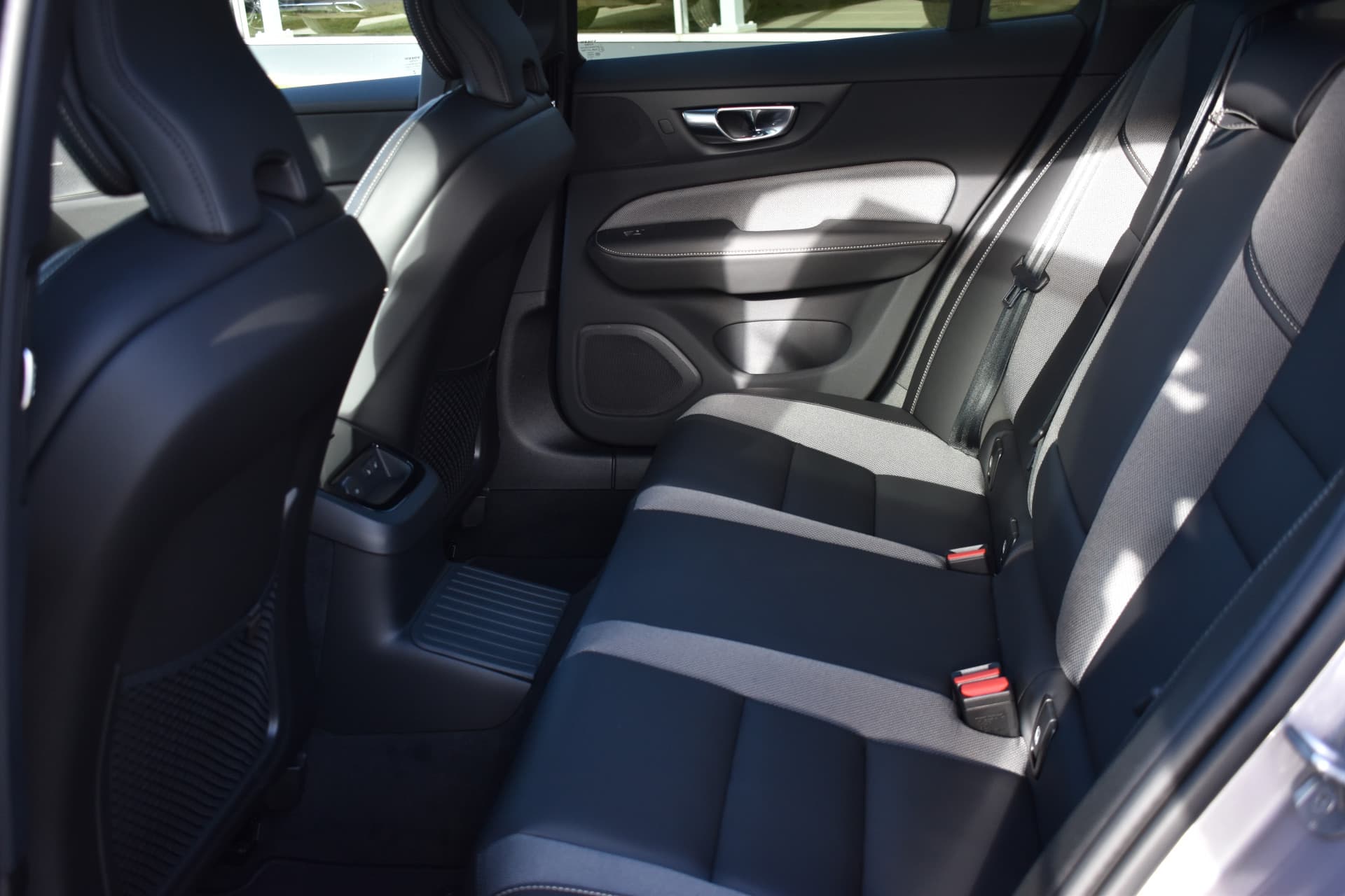 Volvo V60 T6 AWD 350PK Plug-in Hybrid Plus Dark thumbnail 22