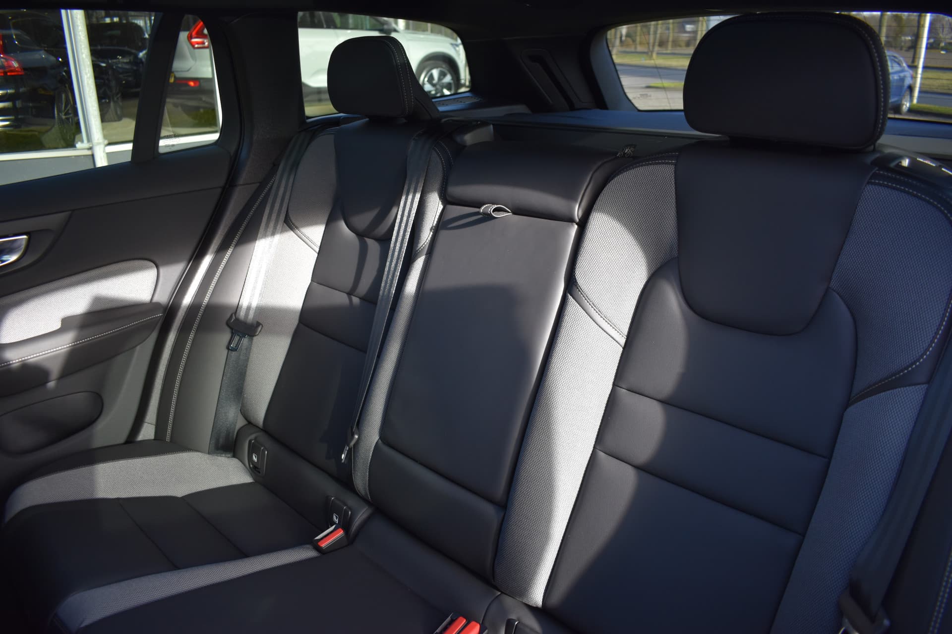 Volvo V60 T6 AWD 350PK Plug-in Hybrid Plus Dark thumbnail 23