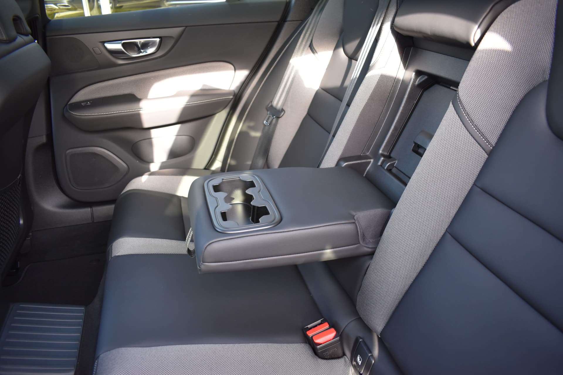 Volvo V60 T6 AWD 350PK Plug-in Hybrid Plus Dark thumbnail 27