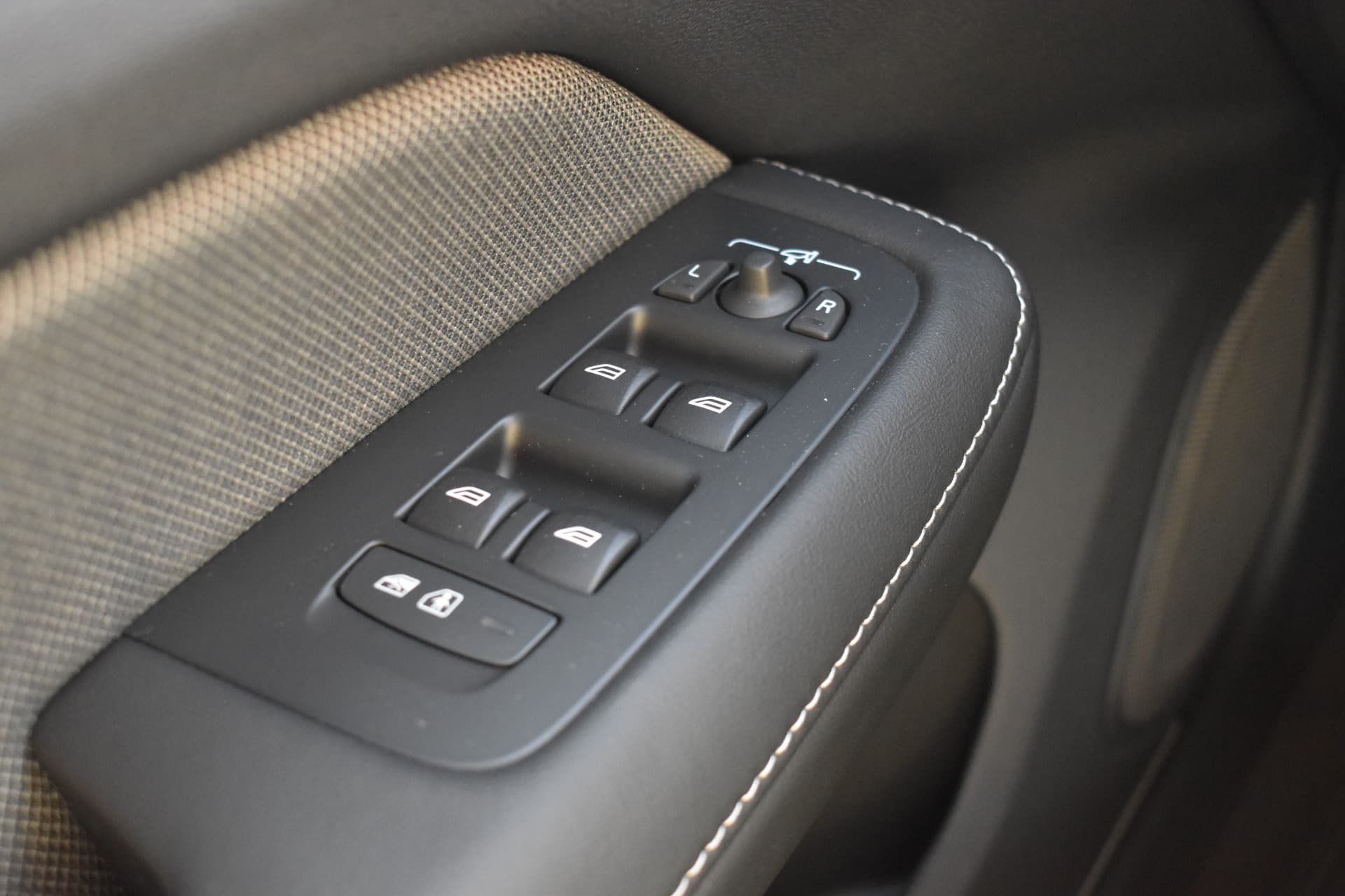 Volvo V60 T6 AWD 350PK Plug-in Hybrid Plus Dark thumbnail 31