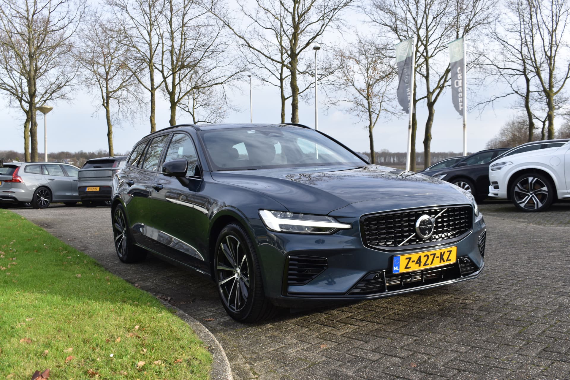 Volvo V60 T6 AWD 350PK Plug-in Hybrid Plus Dark thumbnail 2