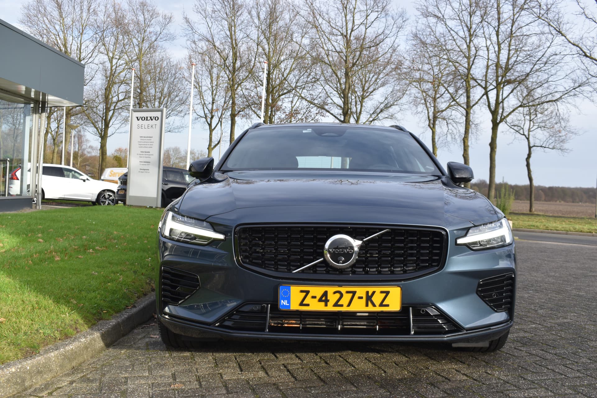 Volvo V60 T6 AWD 350PK Plug-in Hybrid Plus Dark thumbnail 3