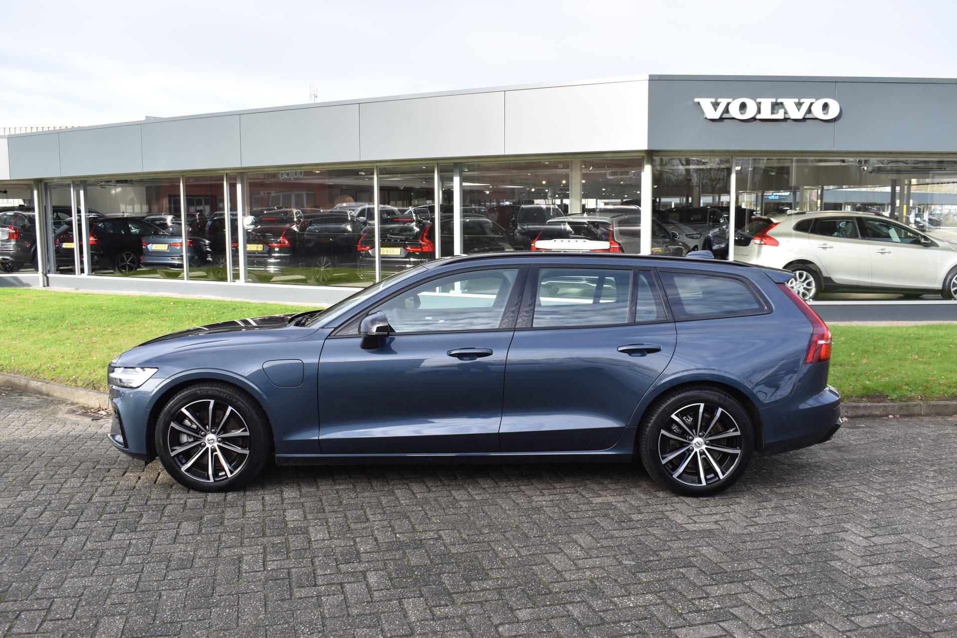 Volvo V60 T6 AWD 350PK Plug-in Hybrid Plus Dark thumbnail 10