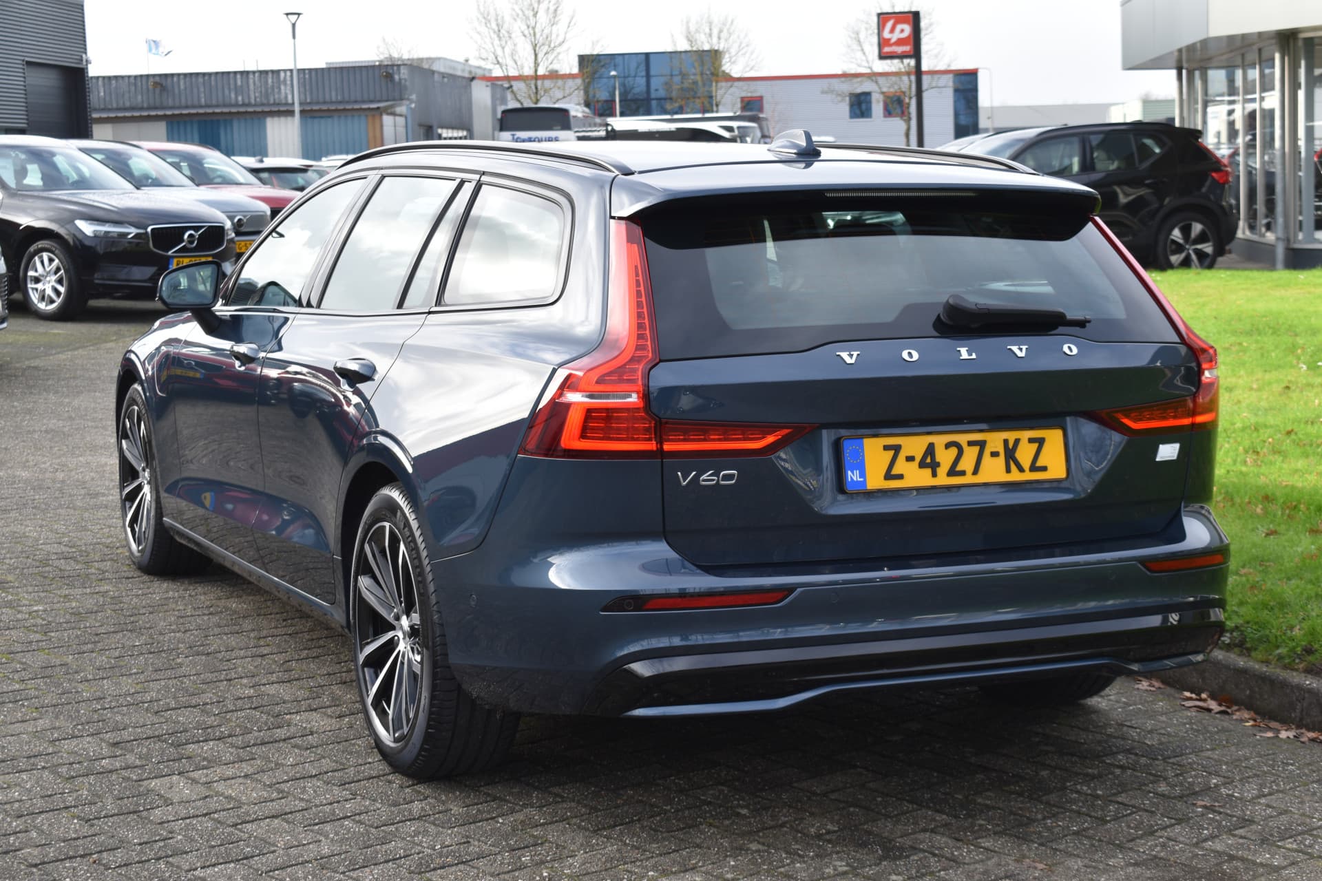 Volvo V60 T6 AWD 350PK Plug-in Hybrid Plus Dark thumbnail 13