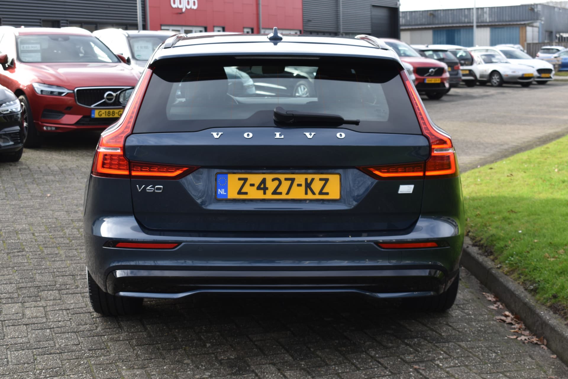 Volvo V60 T6 AWD 350PK Plug-in Hybrid Plus Dark thumbnail 14