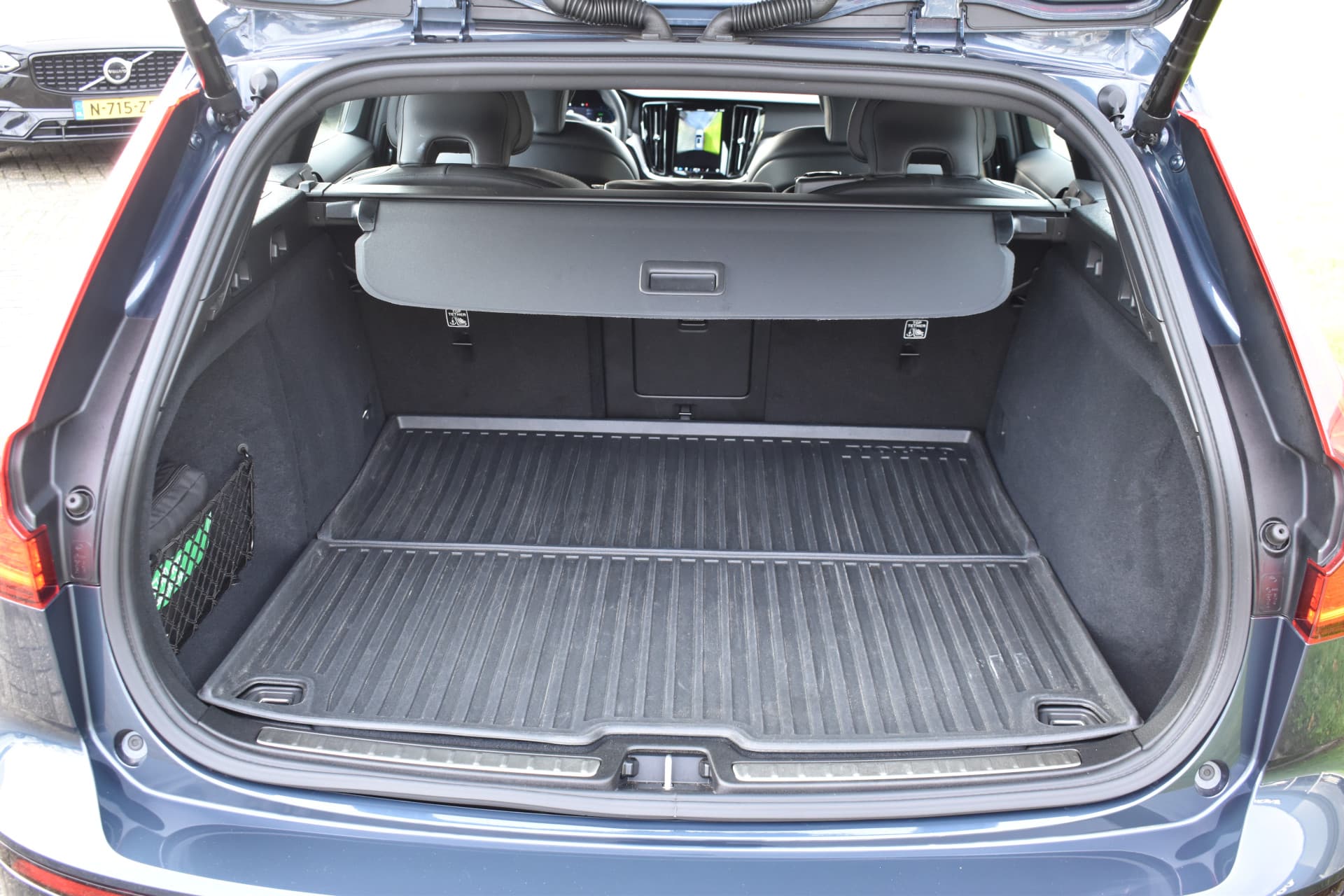 Volvo V60 T6 AWD 350PK Plug-in Hybrid Plus Dark thumbnail 16