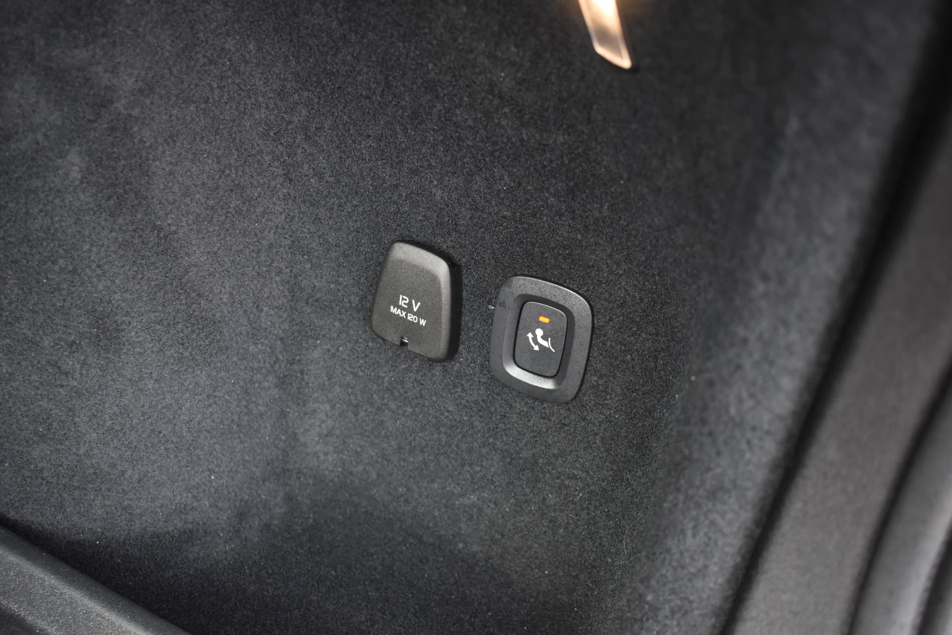 Volvo V60 T6 AWD 350PK Plug-in Hybrid Plus Dark thumbnail 17