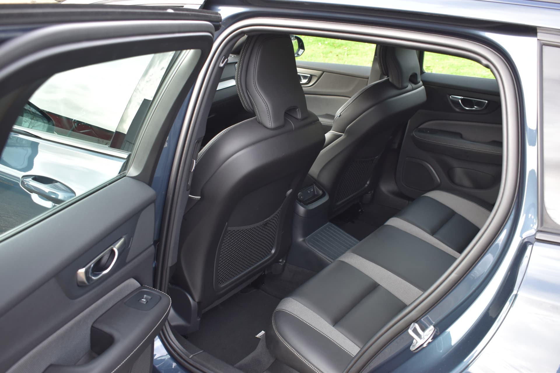 Volvo V60 T6 AWD 350PK Plug-in Hybrid Plus Dark thumbnail 21