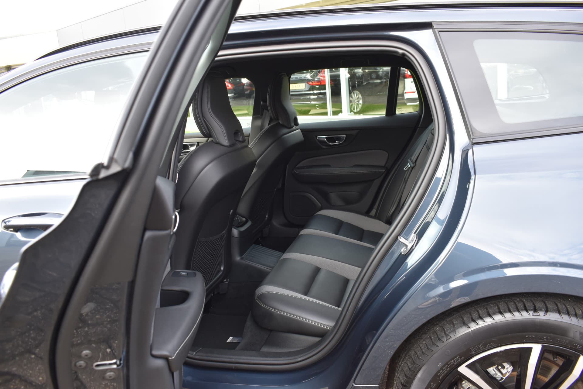 Volvo V60 T6 AWD 350PK Plug-in Hybrid Plus Dark thumbnail 22