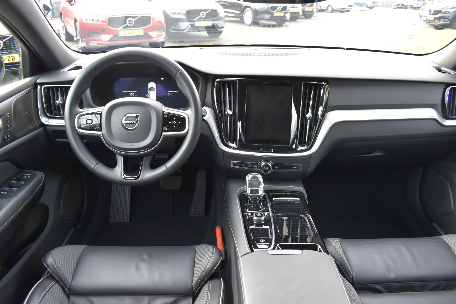 Volvo V60 T6 AWD 350PK Plug-in Hybrid Plus Dark thumbnail 24