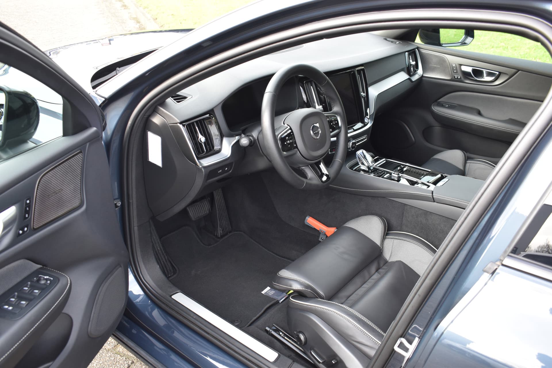 Volvo V60 T6 AWD 350PK Plug-in Hybrid Plus Dark thumbnail 26