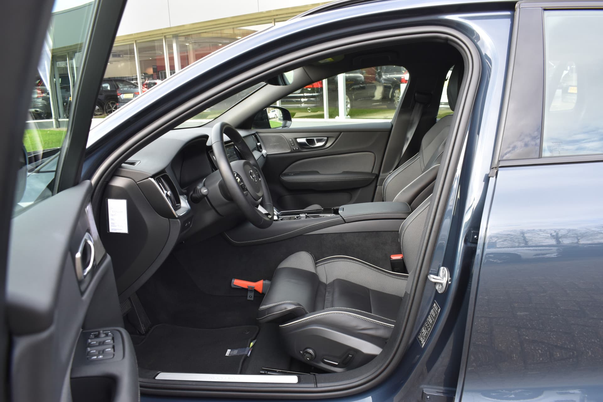 Volvo V60 T6 AWD 350PK Plug-in Hybrid Plus Dark thumbnail 27