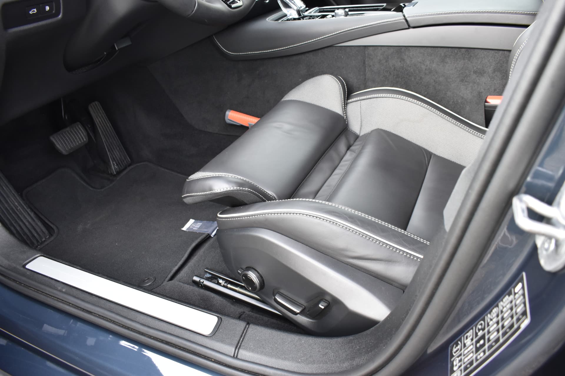 Volvo V60 T6 AWD 350PK Plug-in Hybrid Plus Dark thumbnail 28