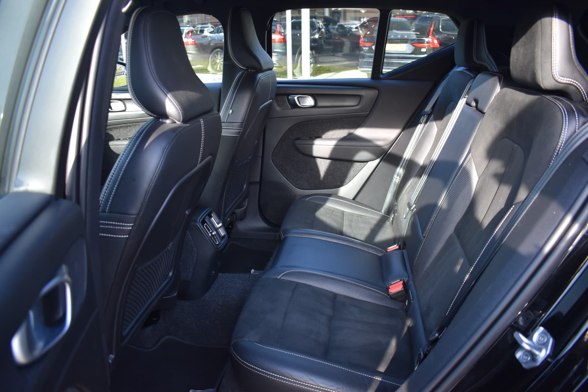 Volvo XC40 Recharge AWD 408PK R-Design thumbnail 31