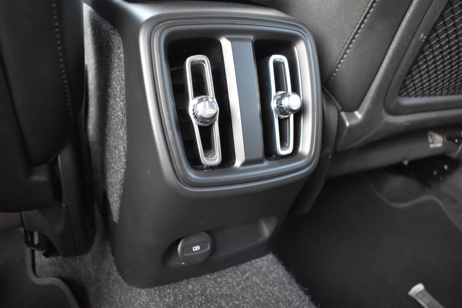 Volvo XC40 Recharge AWD 408PK R-Design thumbnail 34