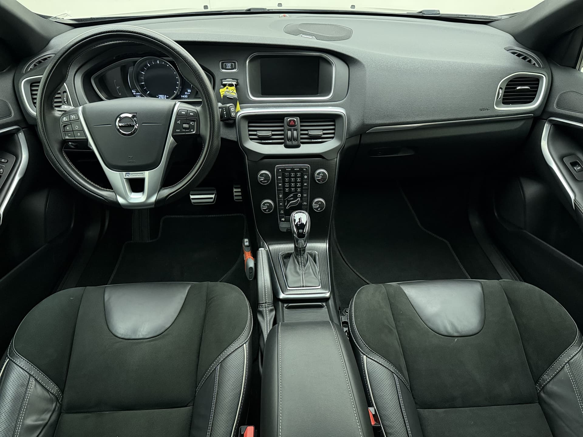 Volvo V40 T3 153pk Automaat Polar+ Sport / 1e Eig. / Panoramadak / Harman&Kardon / PDC + Camera / Stoelverwarming / Getint glas / Keyless / DAB+ / 17'' / On Call / thumbnail 2