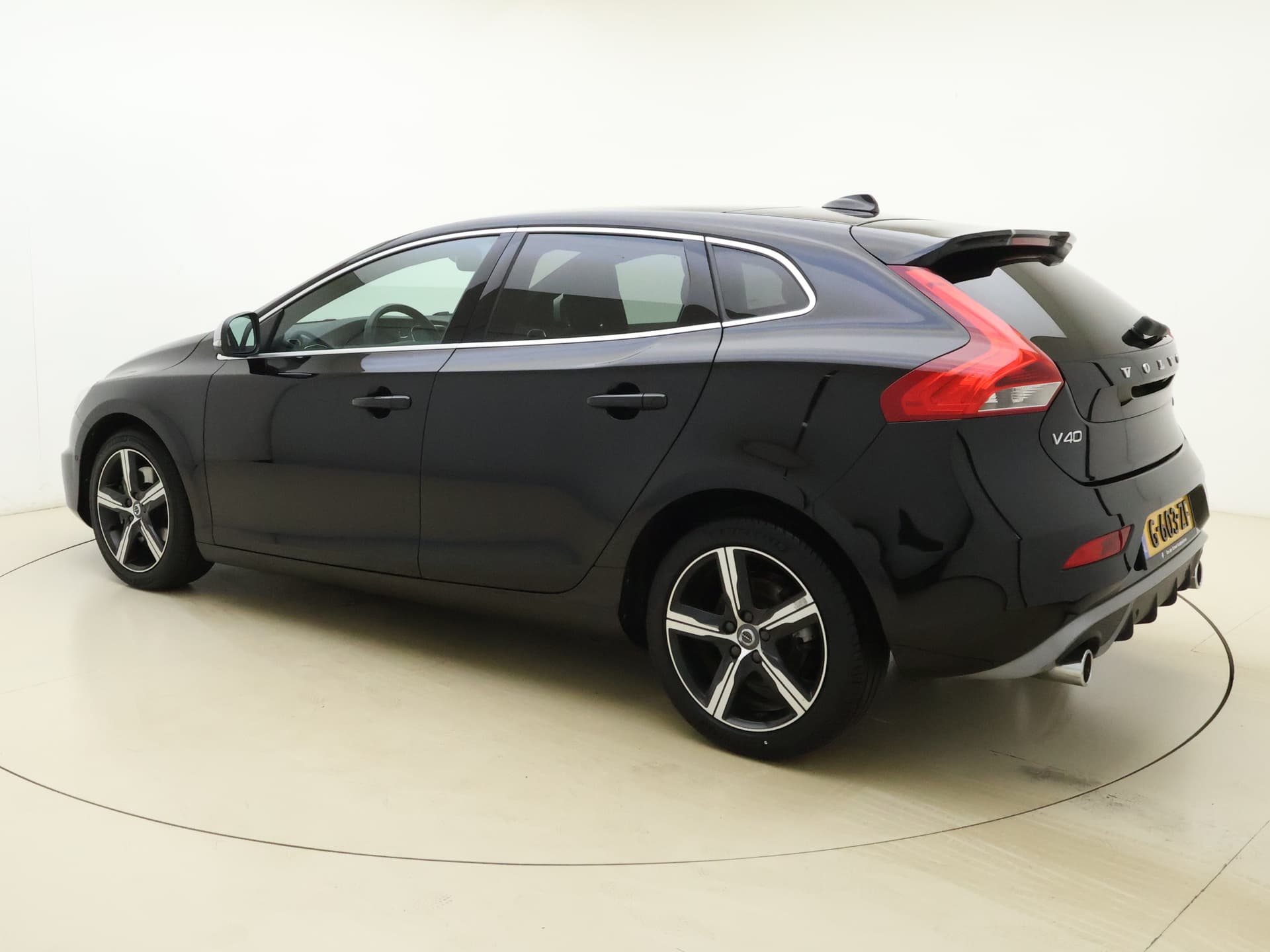 Volvo V40 T3 153pk Automaat Polar+ Sport / 1e Eig. / Panoramadak / Harman&Kardon / PDC + Camera / Stoelverwarming / Getint glas / Keyless / DAB+ / 17'' / On Call / thumbnail 3
