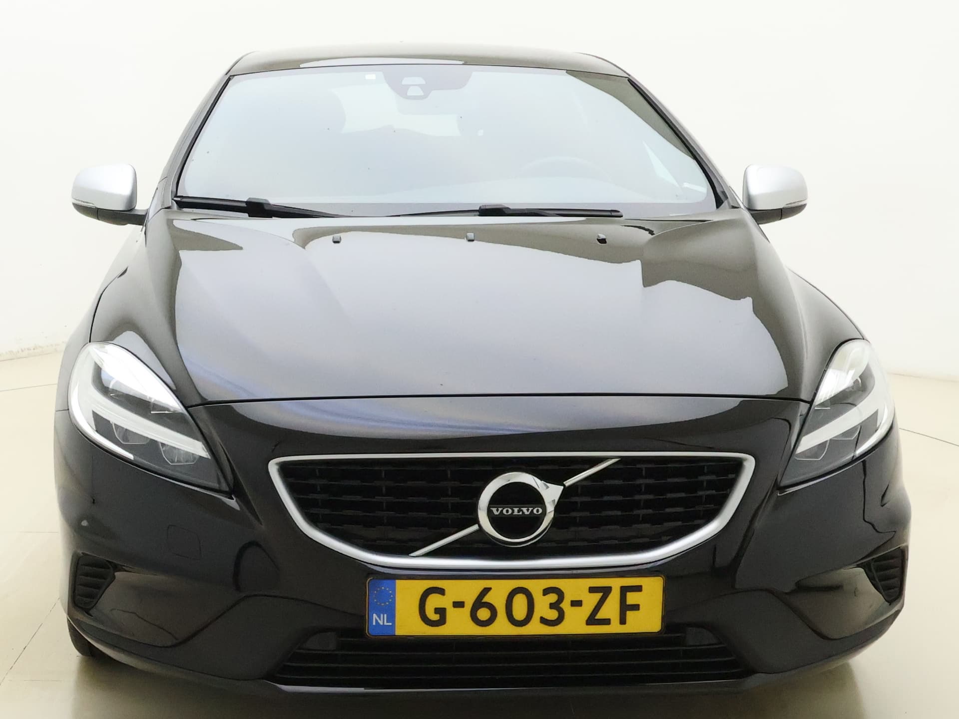 Volvo V40 T3 153pk Automaat Polar+ Sport / 1e Eig. / Panoramadak / Harman&Kardon / PDC + Camera / Stoelverwarming / Getint glas / Keyless / DAB+ / 17'' / On Call / thumbnail 5