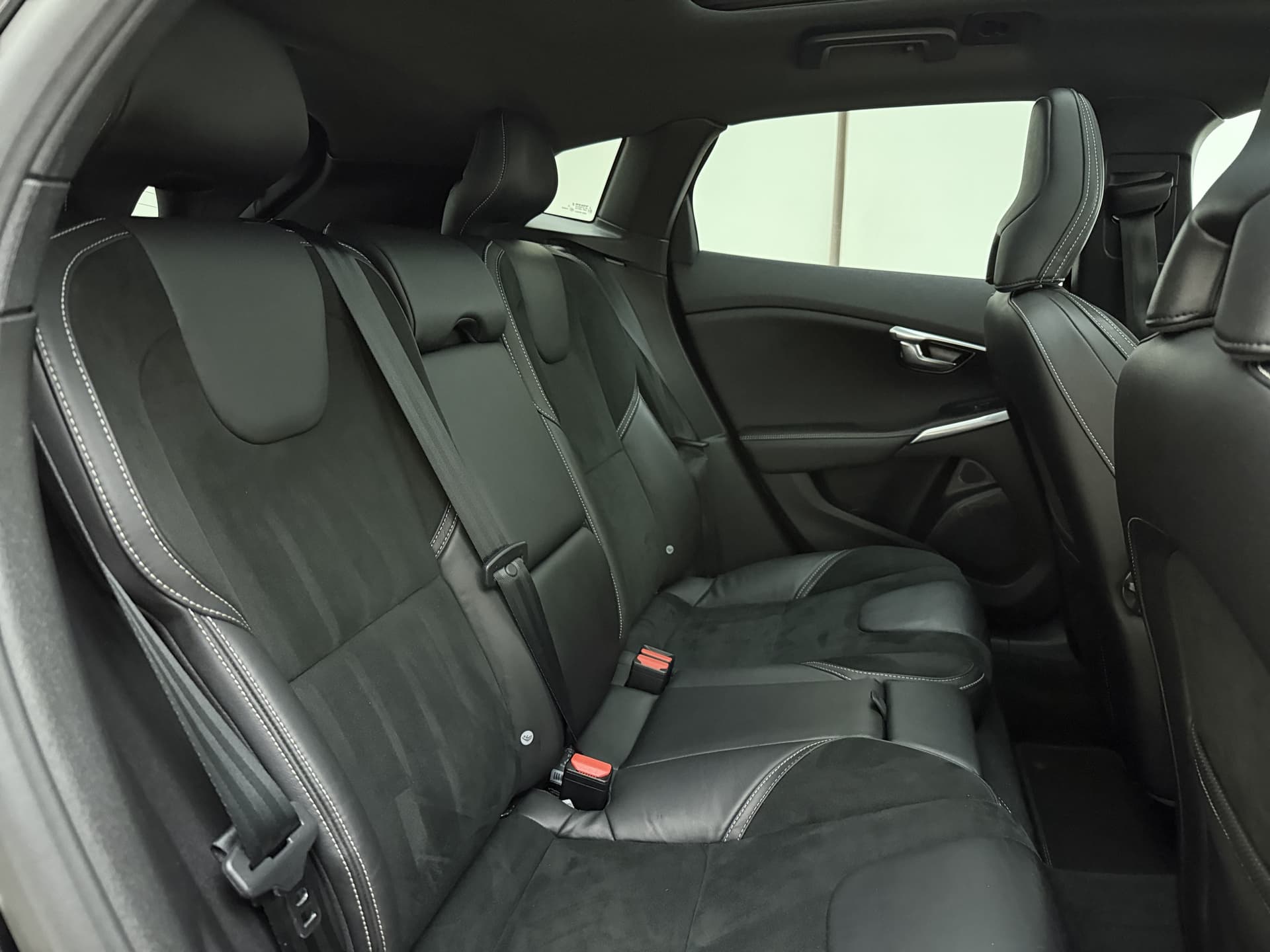 Volvo V40 T3 153pk Automaat Polar+ Sport / 1e Eig. / Panoramadak / Harman&Kardon / PDC + Camera / Stoelverwarming / Getint glas / Keyless / DAB+ / 17'' / On Call / thumbnail 6