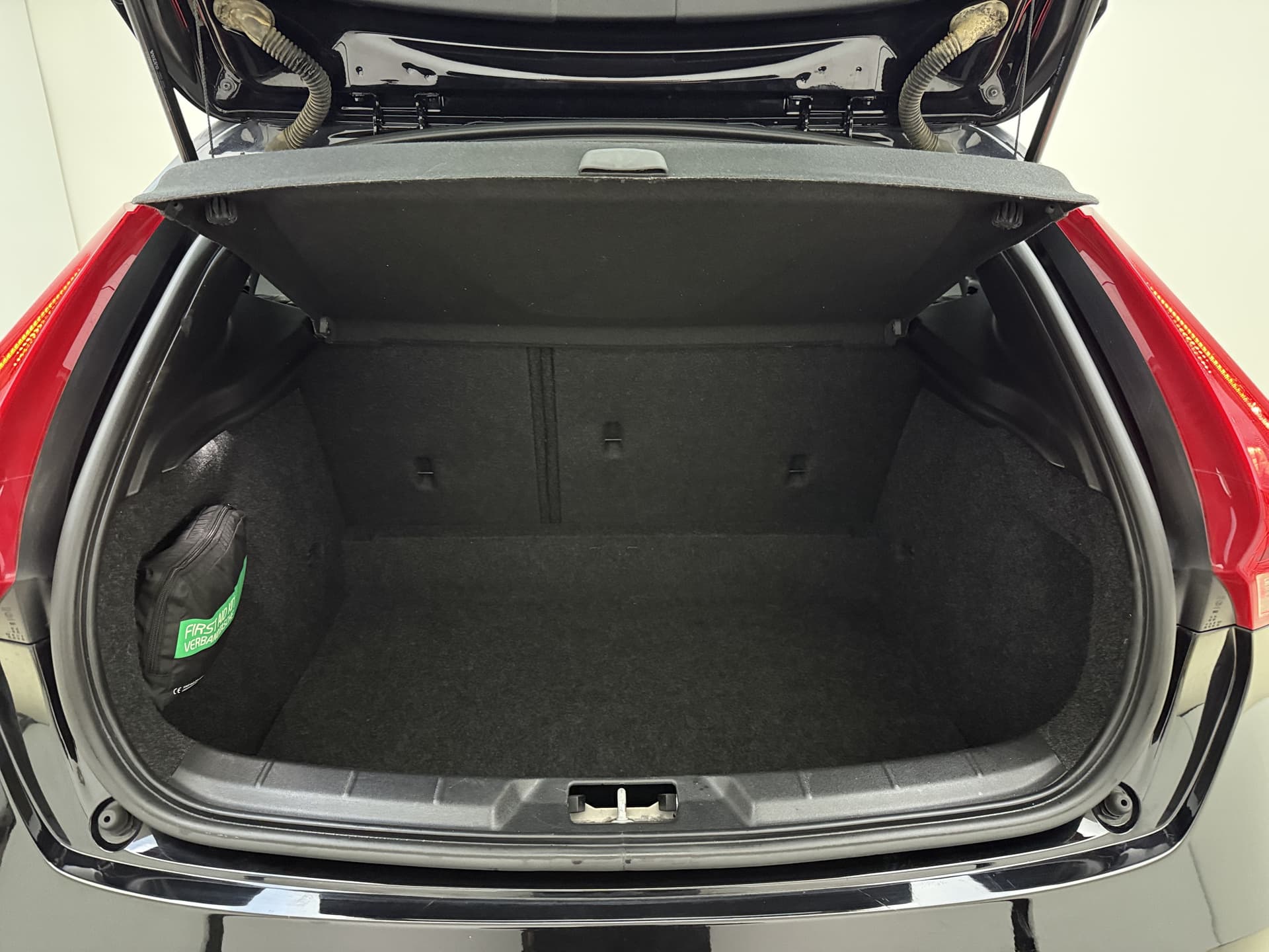 Volvo V40 T3 153pk Automaat Polar+ Sport / 1e Eig. / Panoramadak / Harman&Kardon / PDC + Camera / Stoelverwarming / Getint glas / Keyless / DAB+ / 17'' / On Call / thumbnail 8