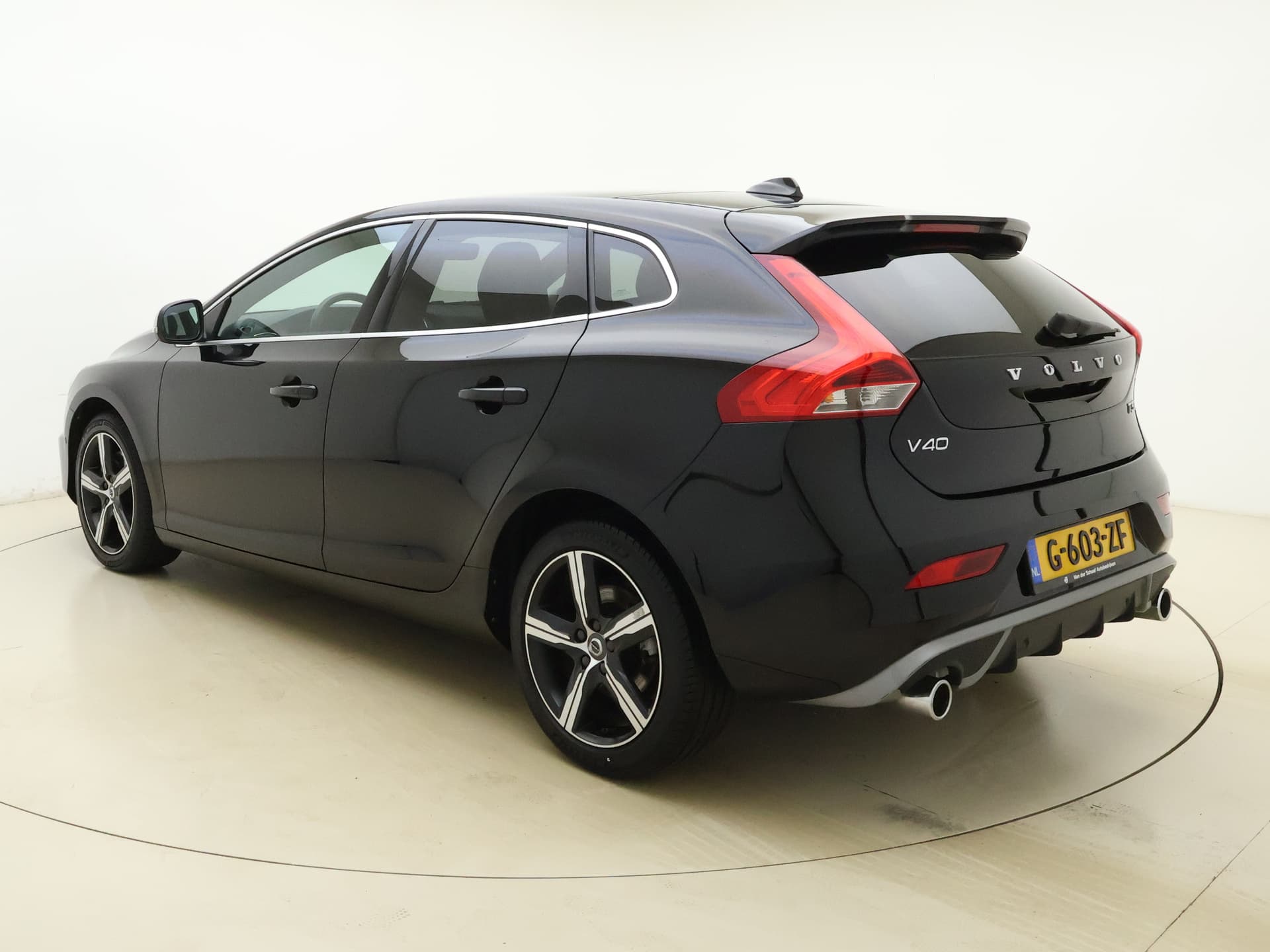 Volvo V40 T3 153pk Automaat Polar+ Sport / 1e Eig. / Panoramadak / Harman&Kardon / PDC + Camera / Stoelverwarming / Getint glas / Keyless / DAB+ / 17'' / On Call / thumbnail 9