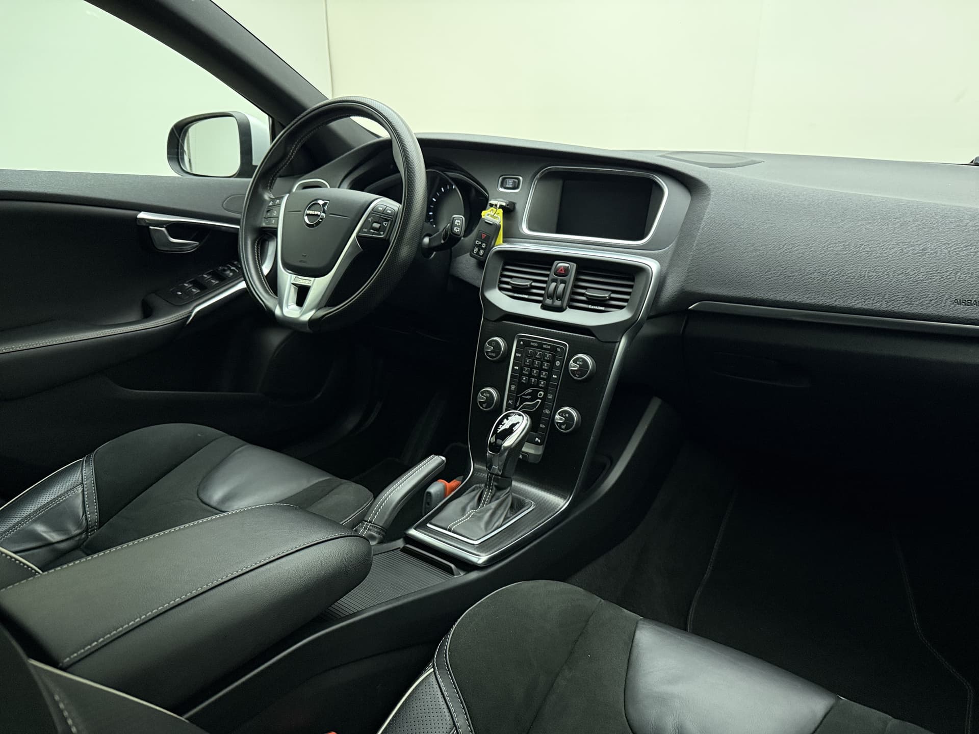 Volvo V40 T3 153pk Automaat Polar+ Sport / 1e Eig. / Panoramadak / Harman&Kardon / PDC + Camera / Stoelverwarming / Getint glas / Keyless / DAB+ / 17'' / On Call / thumbnail 10