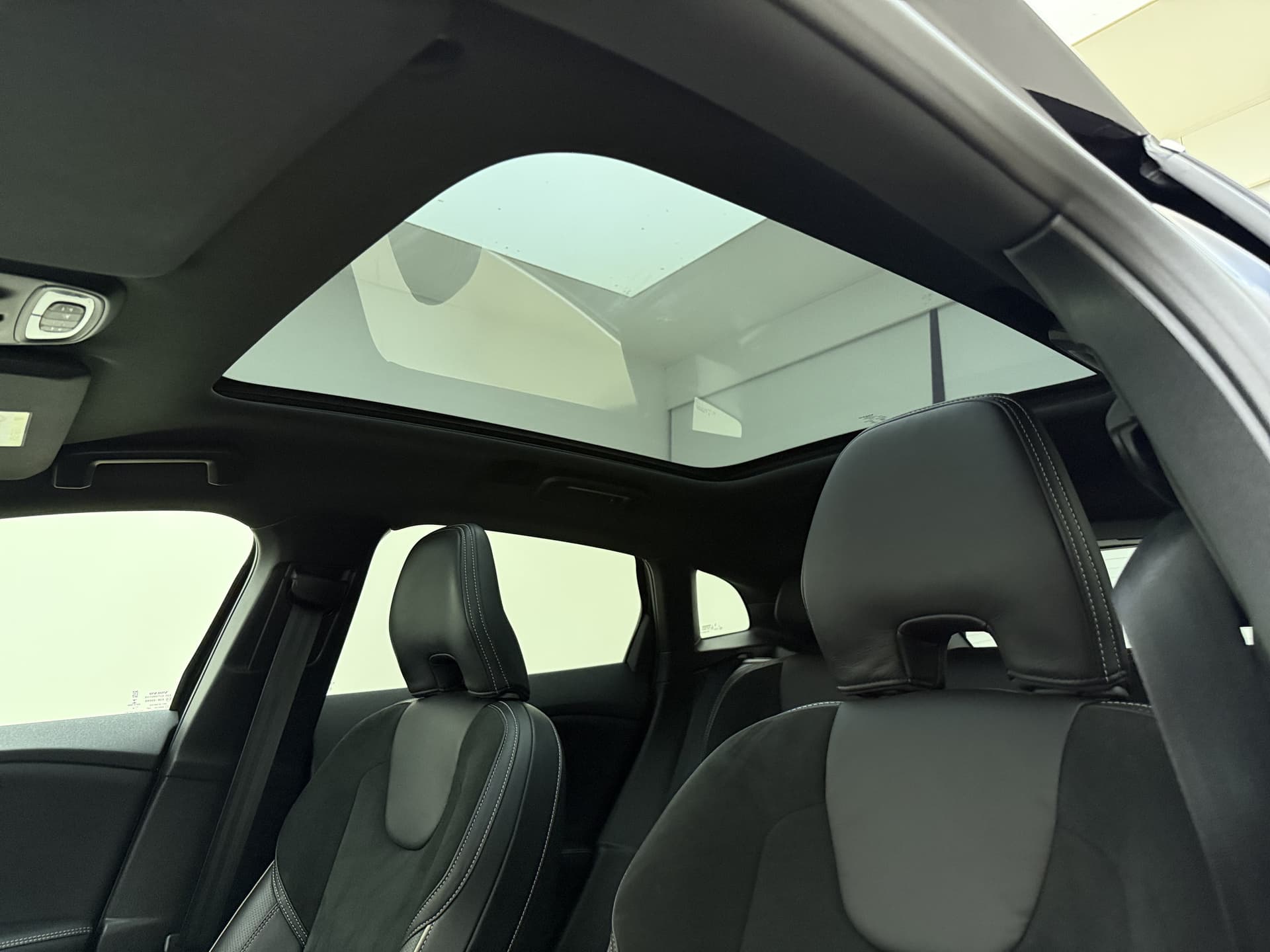 Volvo V40 T3 153pk Automaat Polar+ Sport / 1e Eig. / Panoramadak / Harman&Kardon / PDC + Camera / Stoelverwarming / Getint glas / Keyless / DAB+ / 17'' / On Call / thumbnail 12