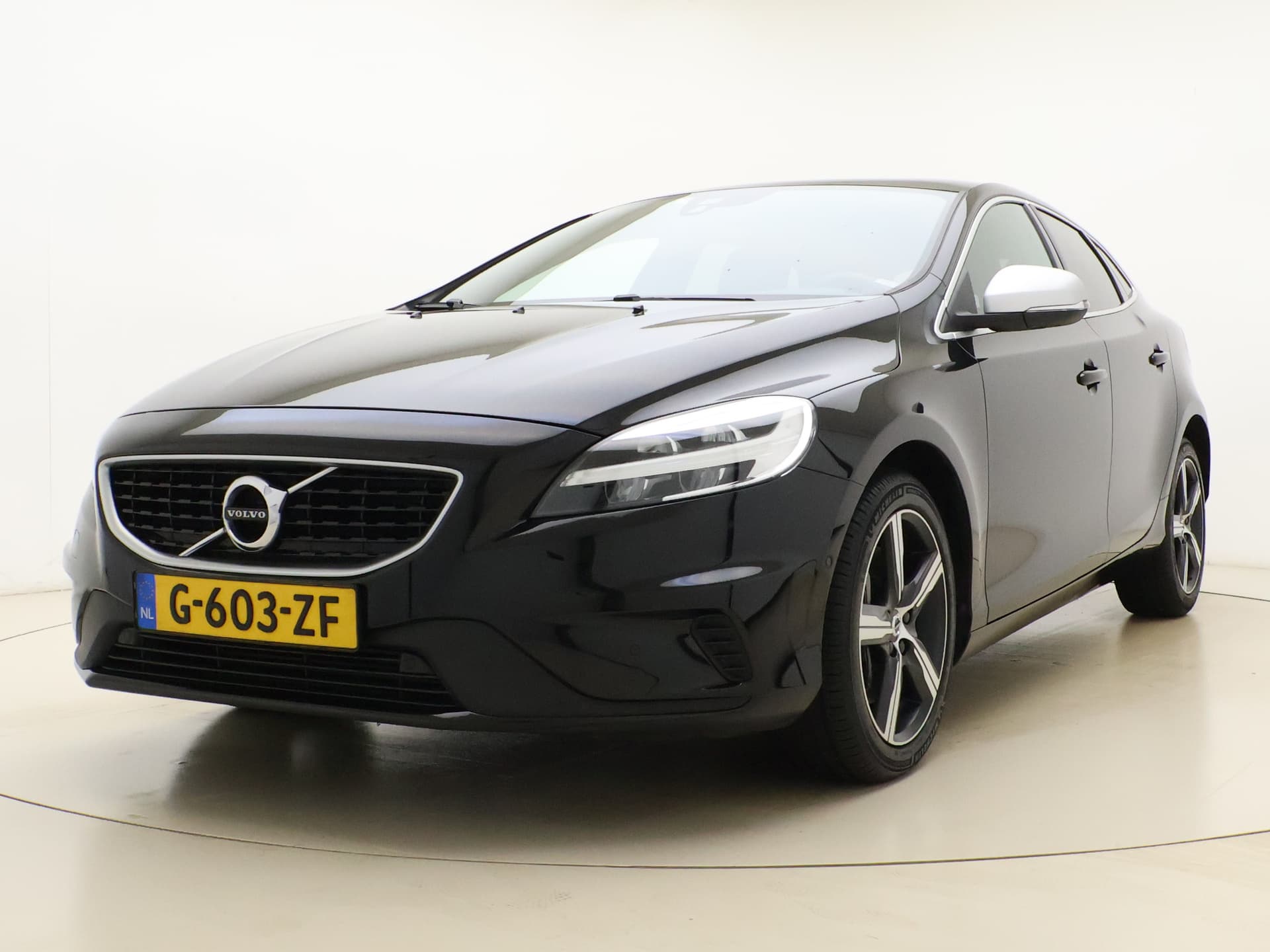 Volvo V40 T3 153pk Automaat Polar+ Sport / 1e Eig. / Panoramadak / Harman&Kardon / PDC + Camera / Stoelverwarming / Getint glas / Keyless / DAB+ / 17'' / On Call / thumbnail 14