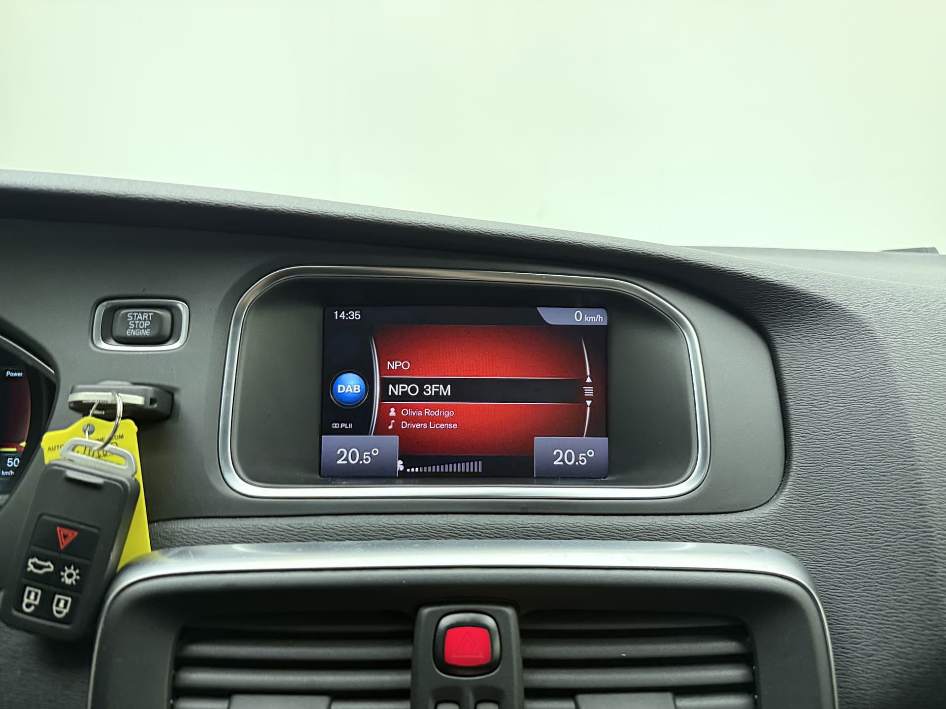 Volvo V40 T3 153pk Automaat Polar+ Sport / 1e Eig. / Panoramadak / Harman&Kardon / PDC + Camera / Stoelverwarming / Getint glas / Keyless / DAB+ / 17'' / On Call / thumbnail 18