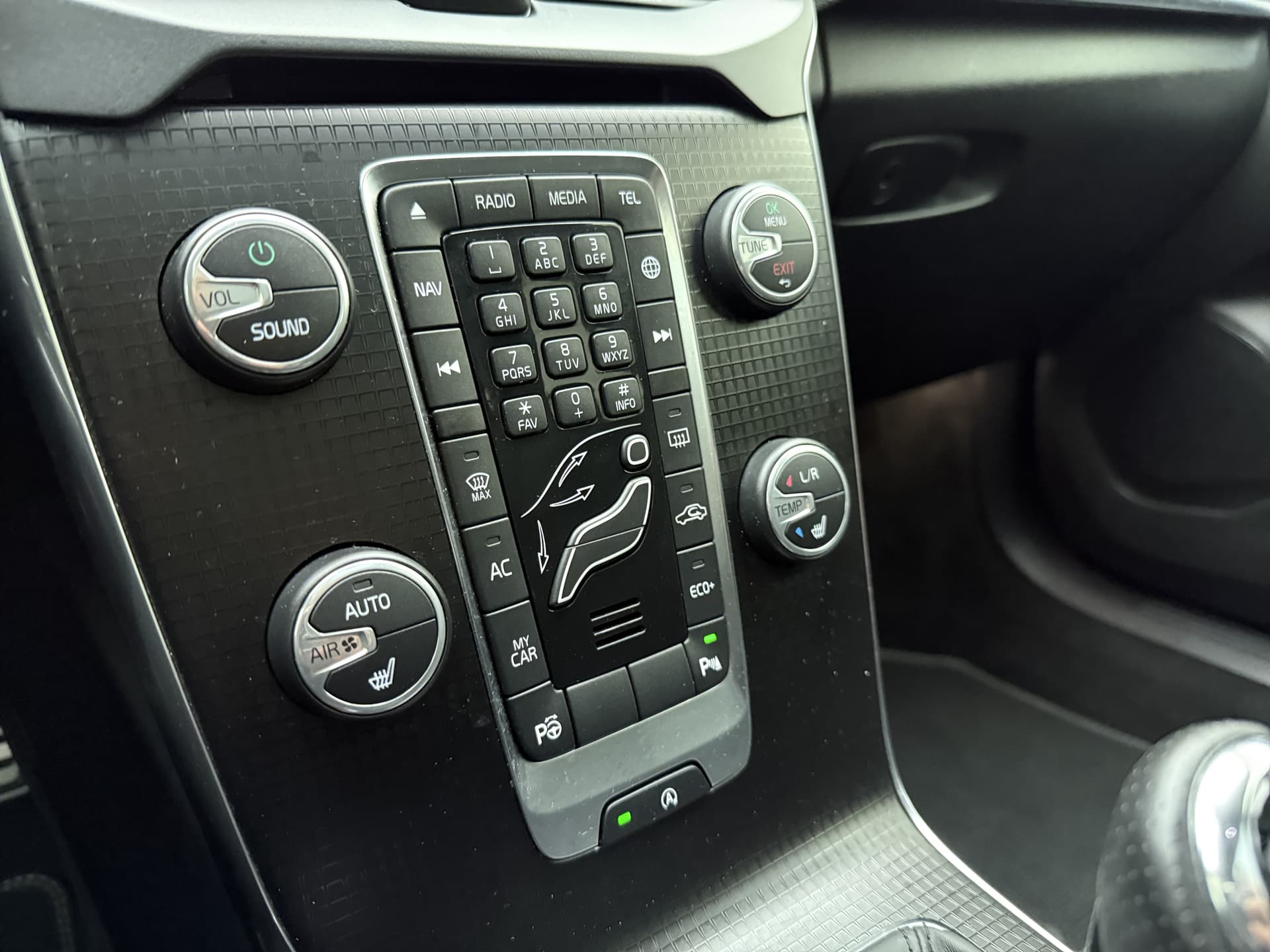 Volvo V40 T3 153pk Automaat Polar+ Sport / 1e Eig. / Panoramadak / Harman&Kardon / PDC + Camera / Stoelverwarming / Getint glas / Keyless / DAB+ / 17'' / On Call / thumbnail 19