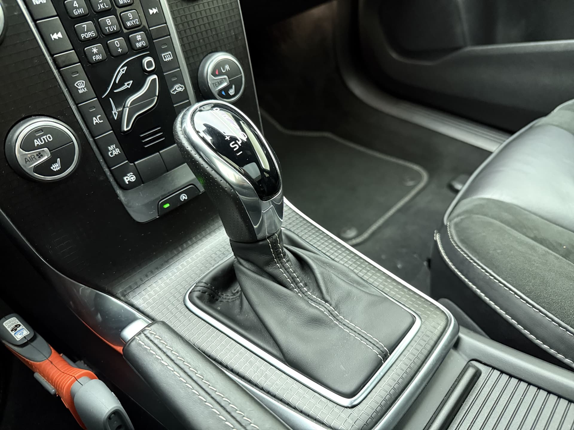 Volvo V40 T3 153pk Automaat Polar+ Sport / 1e Eig. / Panoramadak / Harman&Kardon / PDC + Camera / Stoelverwarming / Getint glas / Keyless / DAB+ / 17'' / On Call / thumbnail 20