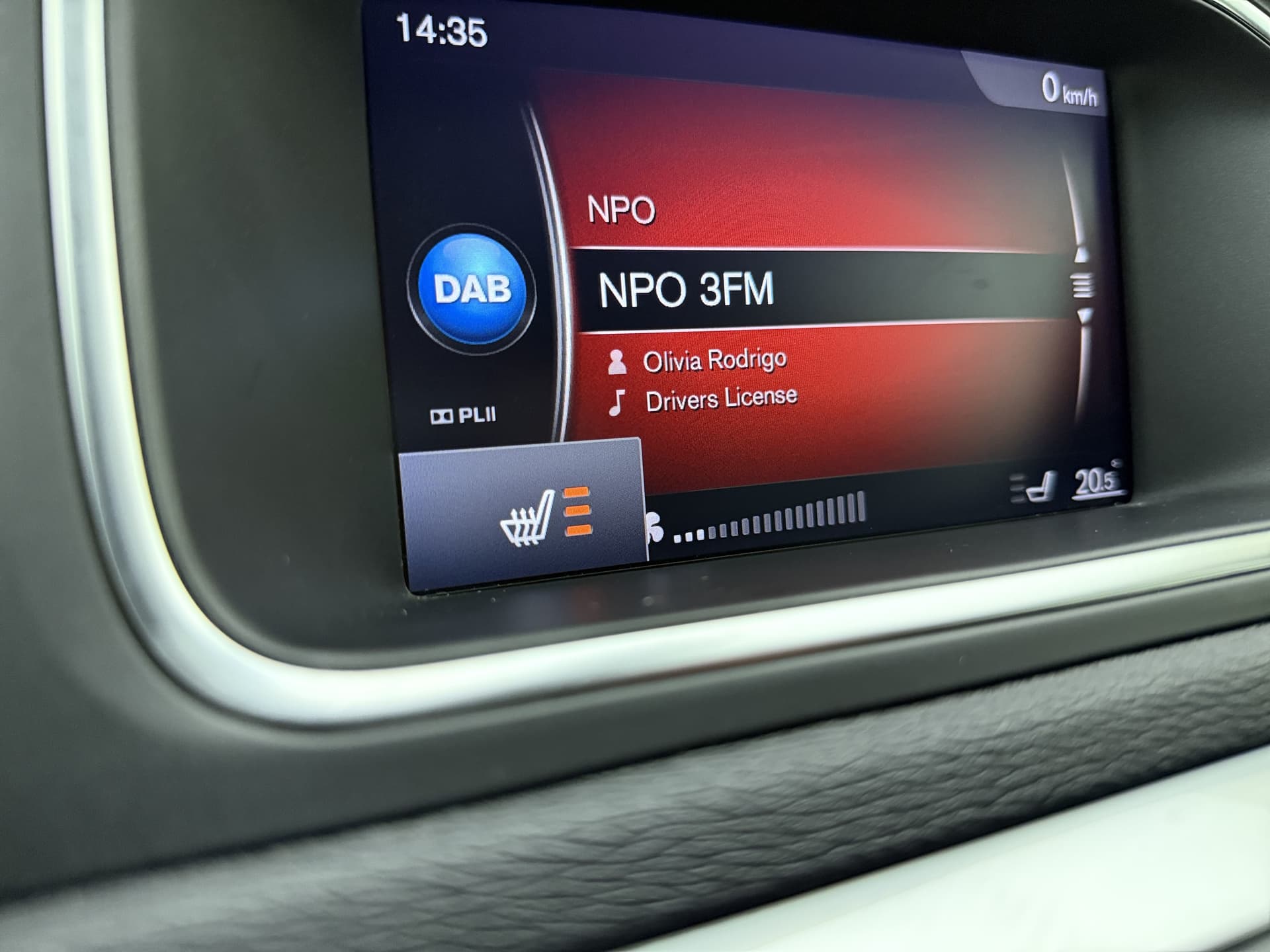 Volvo V40 T3 153pk Automaat Polar+ Sport / 1e Eig. / Panoramadak / Harman&Kardon / PDC + Camera / Stoelverwarming / Getint glas / Keyless / DAB+ / 17'' / On Call / thumbnail 22