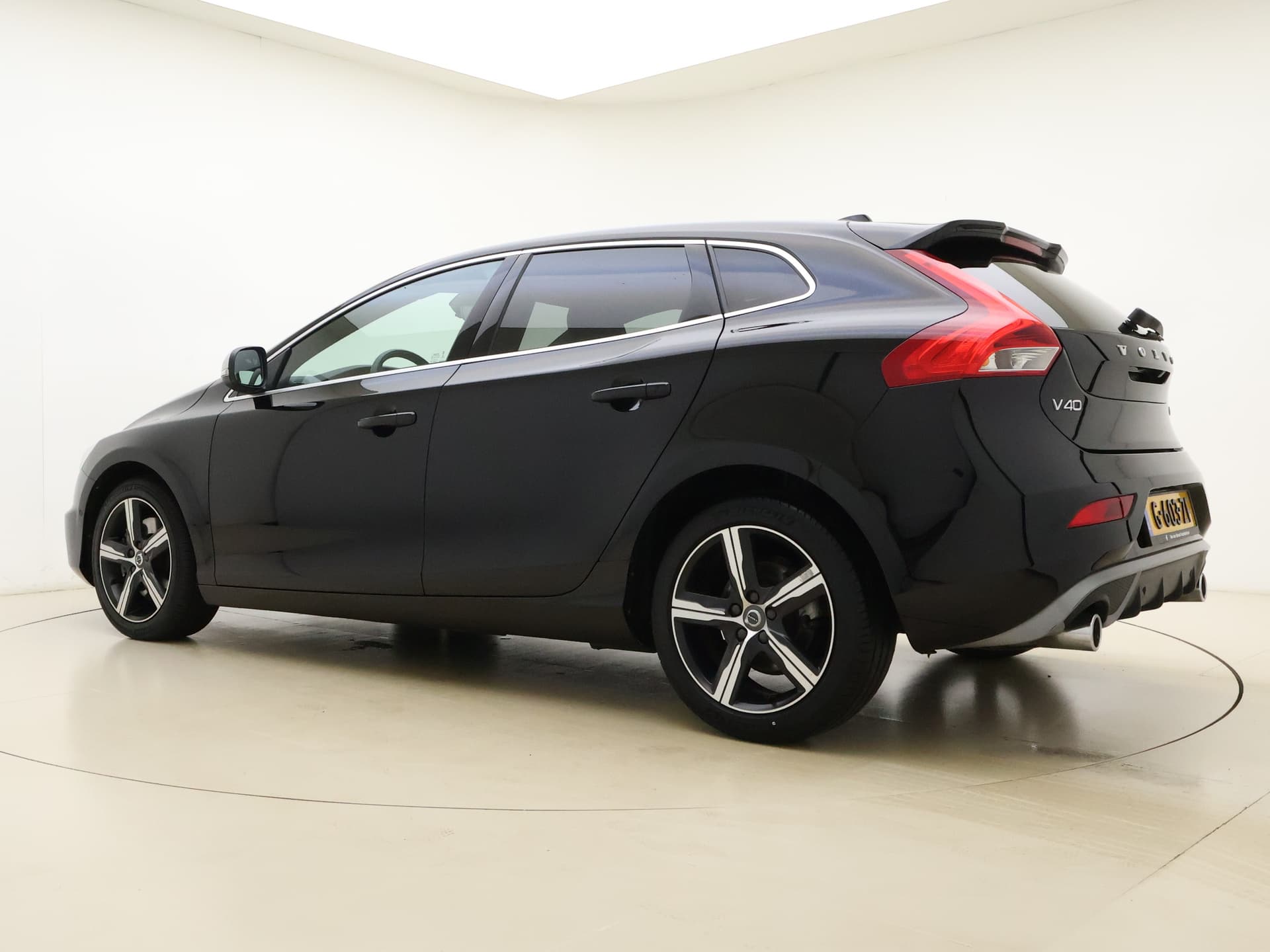 Volvo V40 T3 153pk Automaat Polar+ Sport / 1e Eig. / Panoramadak / Harman&Kardon / PDC + Camera / Stoelverwarming / Getint glas / Keyless / DAB+ / 17'' / On Call / thumbnail 26