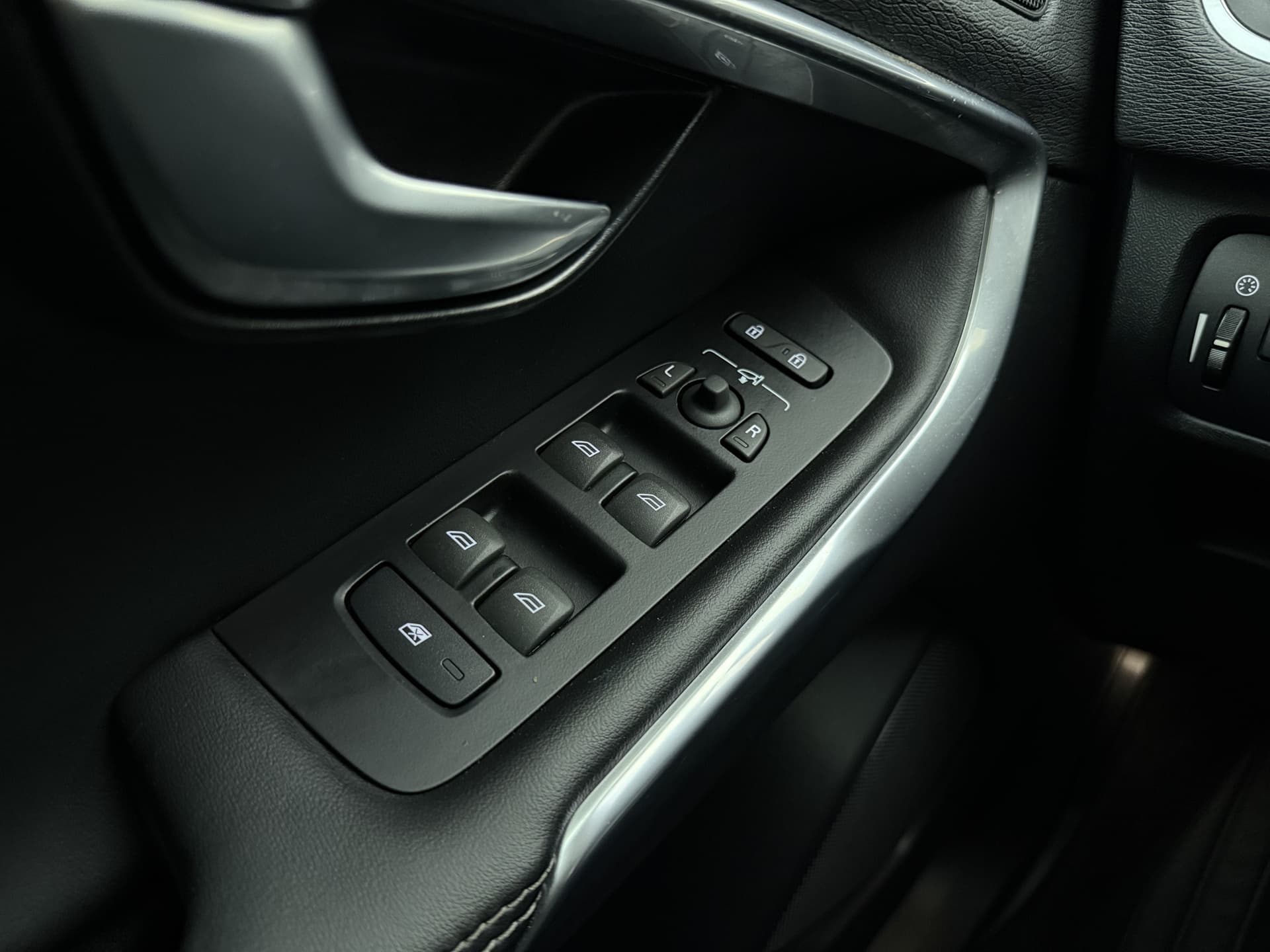 Volvo V40 T3 153pk Automaat Polar+ Sport / 1e Eig. / Panoramadak / Harman&Kardon / PDC + Camera / Stoelverwarming / Getint glas / Keyless / DAB+ / 17'' / On Call / thumbnail 29